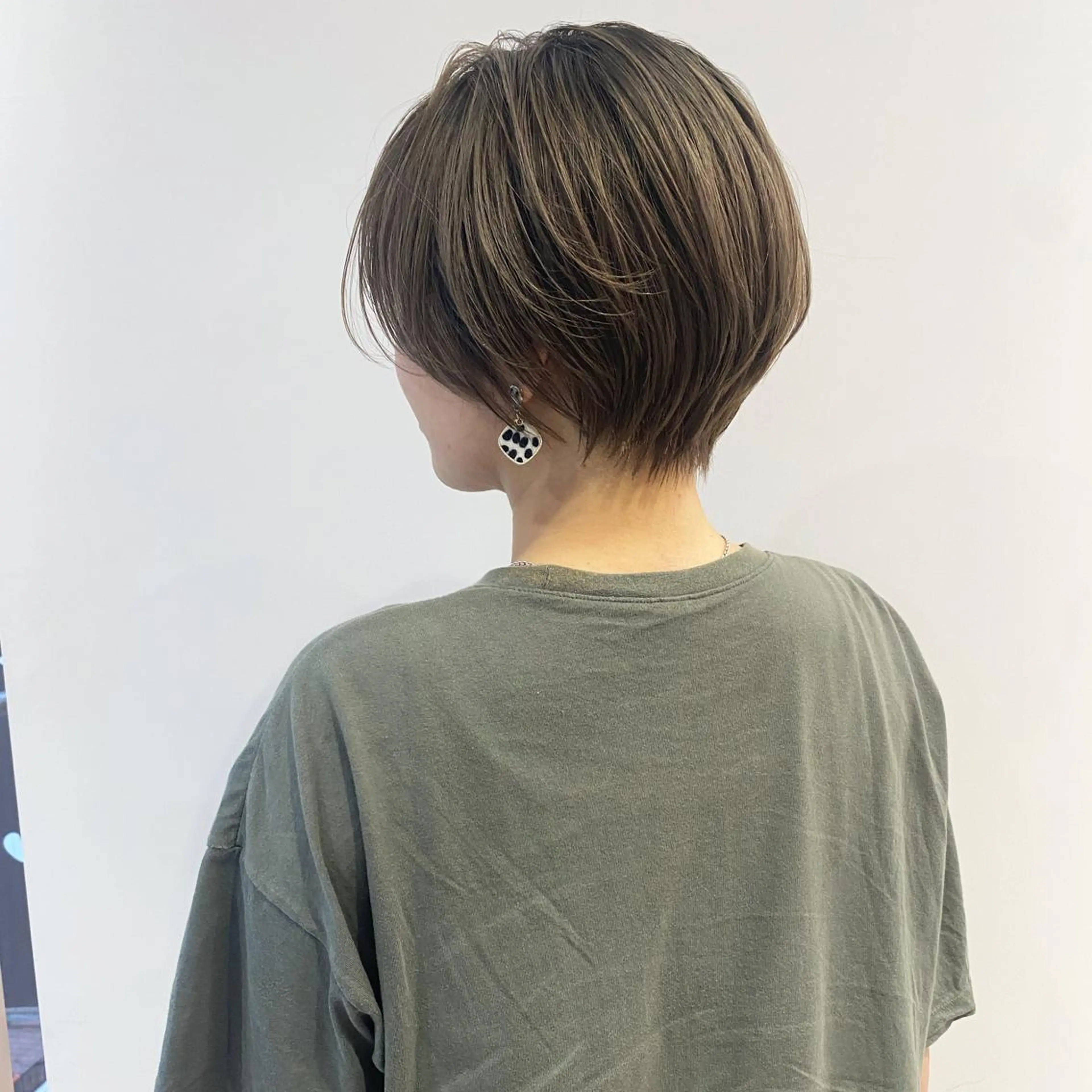 ショート ヘアカラー トリートメント オリーブ、カーキ系 No.1シラトリのヘアスタイル