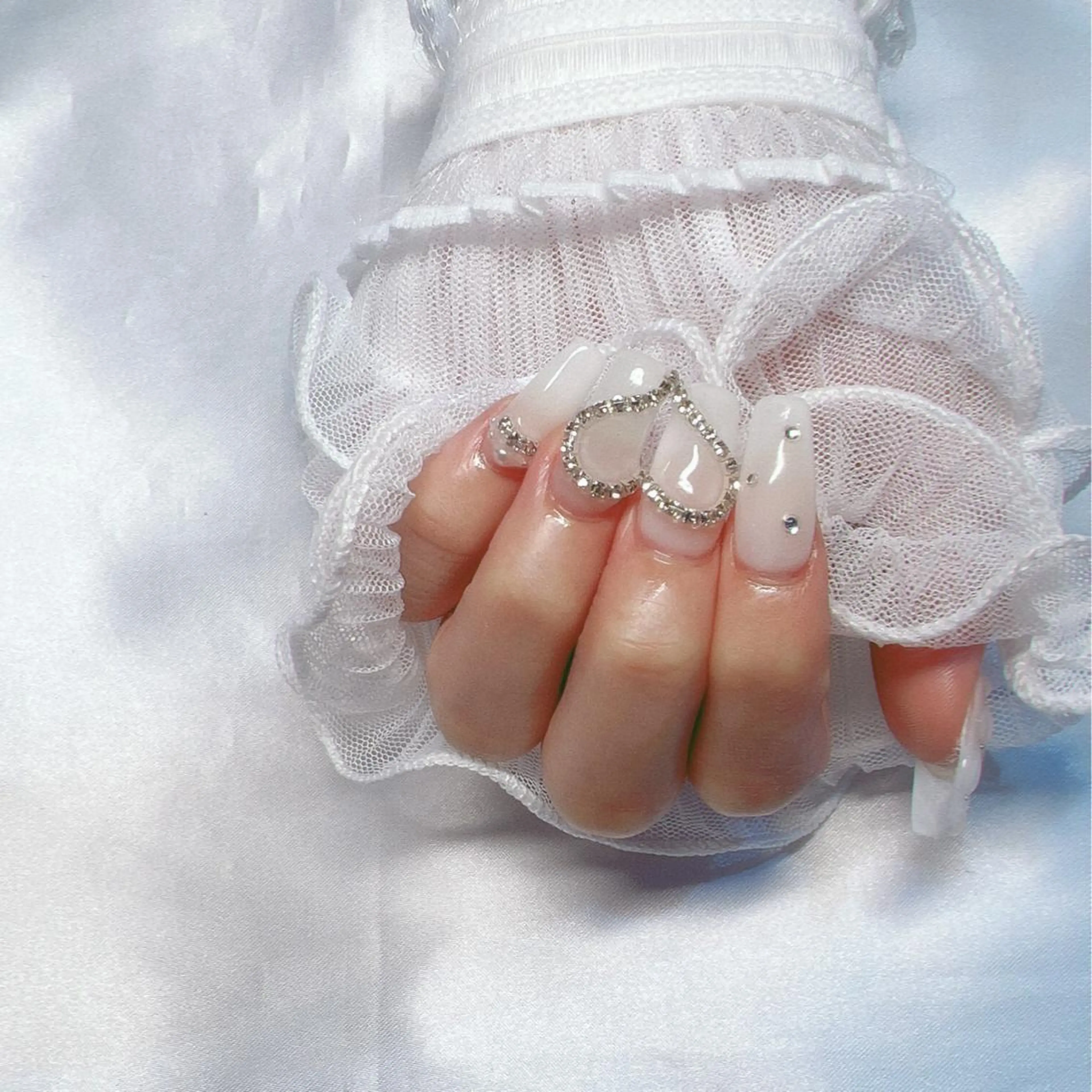 ネイル フレンチネイル ジェルネイル ハート 韓国ネイル 持ち込み ちゅるんネイル🪄 耳ツボジュエリー🔗のネイルデザイン