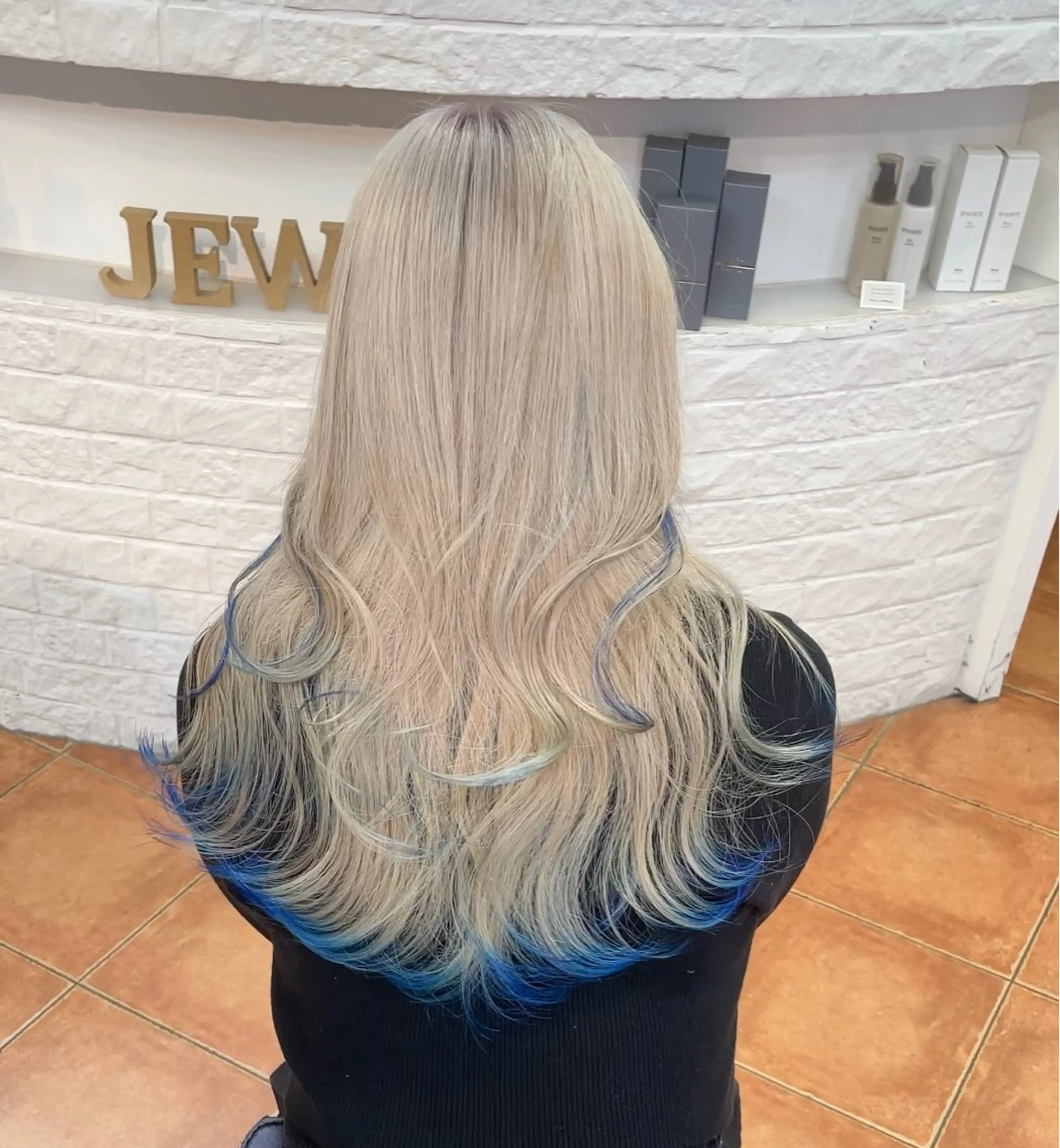 ロング カラー ベージュカラー ブルーカラー デザインカラー ホワイトベージュ JEWIL SHIBUYAのヘアスタイル