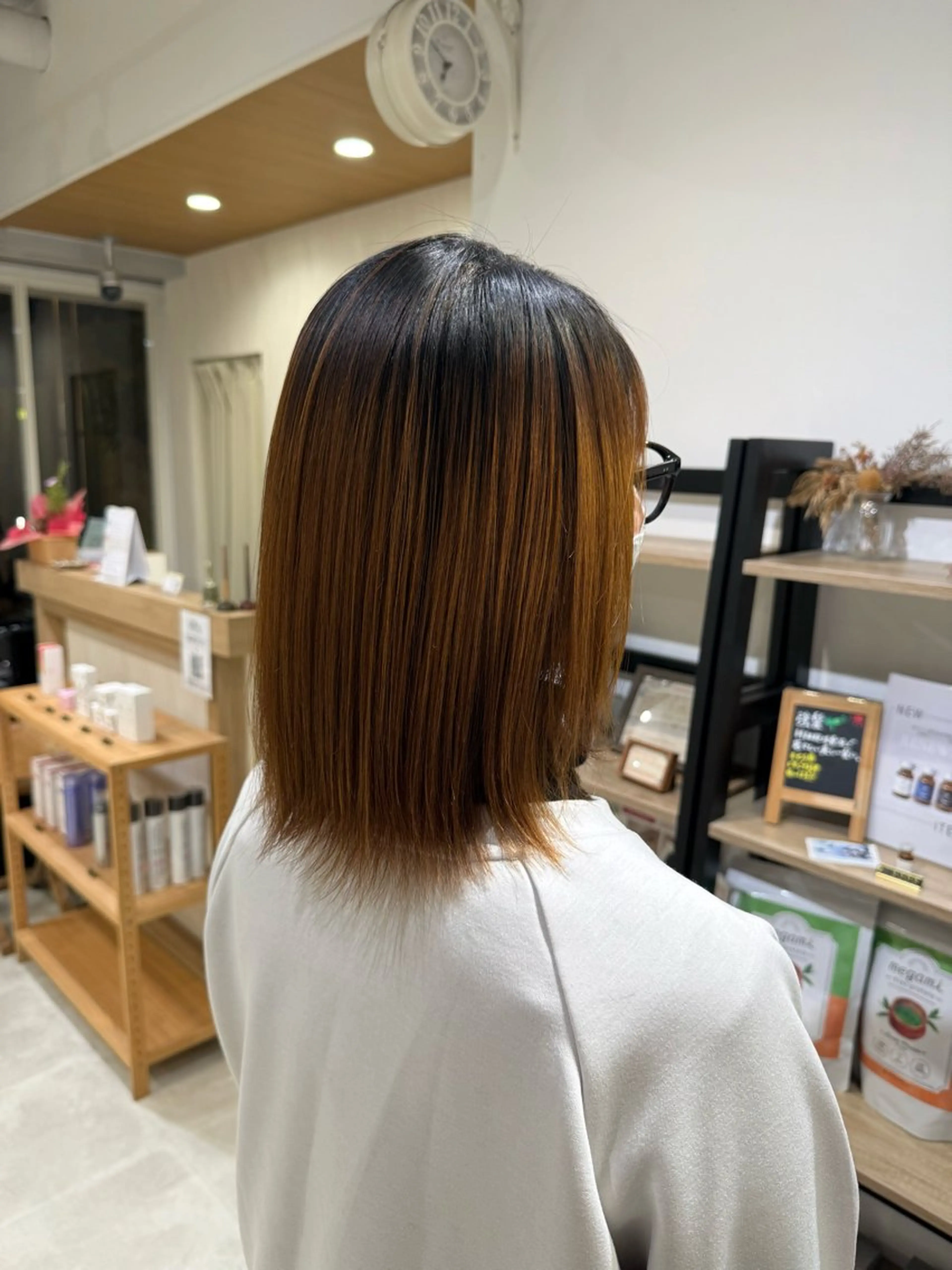 ミディアム カット 縮毛矯正 島 歩那のヘアスタイル