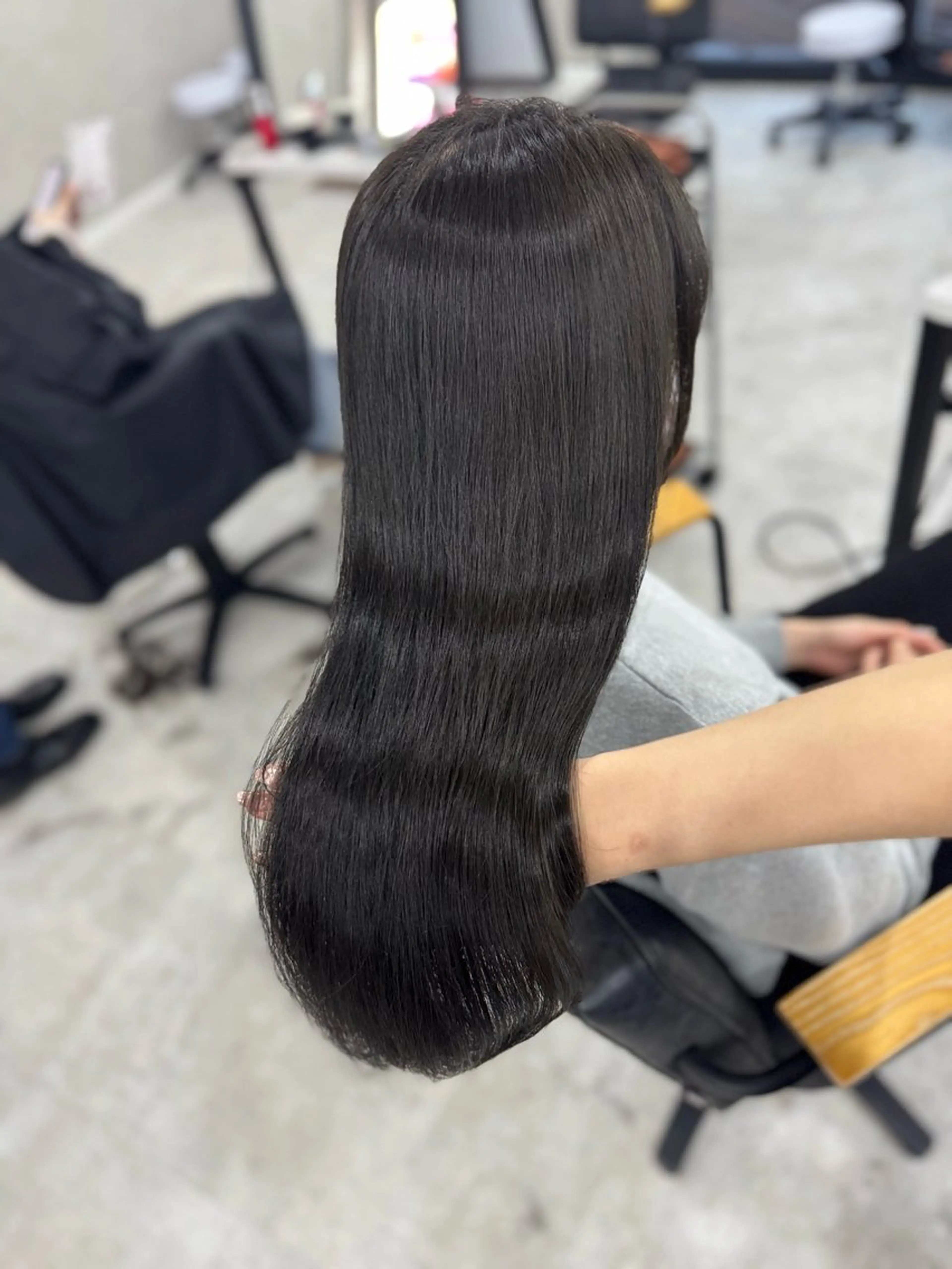 ロング カラー ベージュカラー ブリーチ ブラウンカラー 透明感カラー ダークグレー 赤み無し柔らかカラー 【梅田】madokaのヘアスタイル