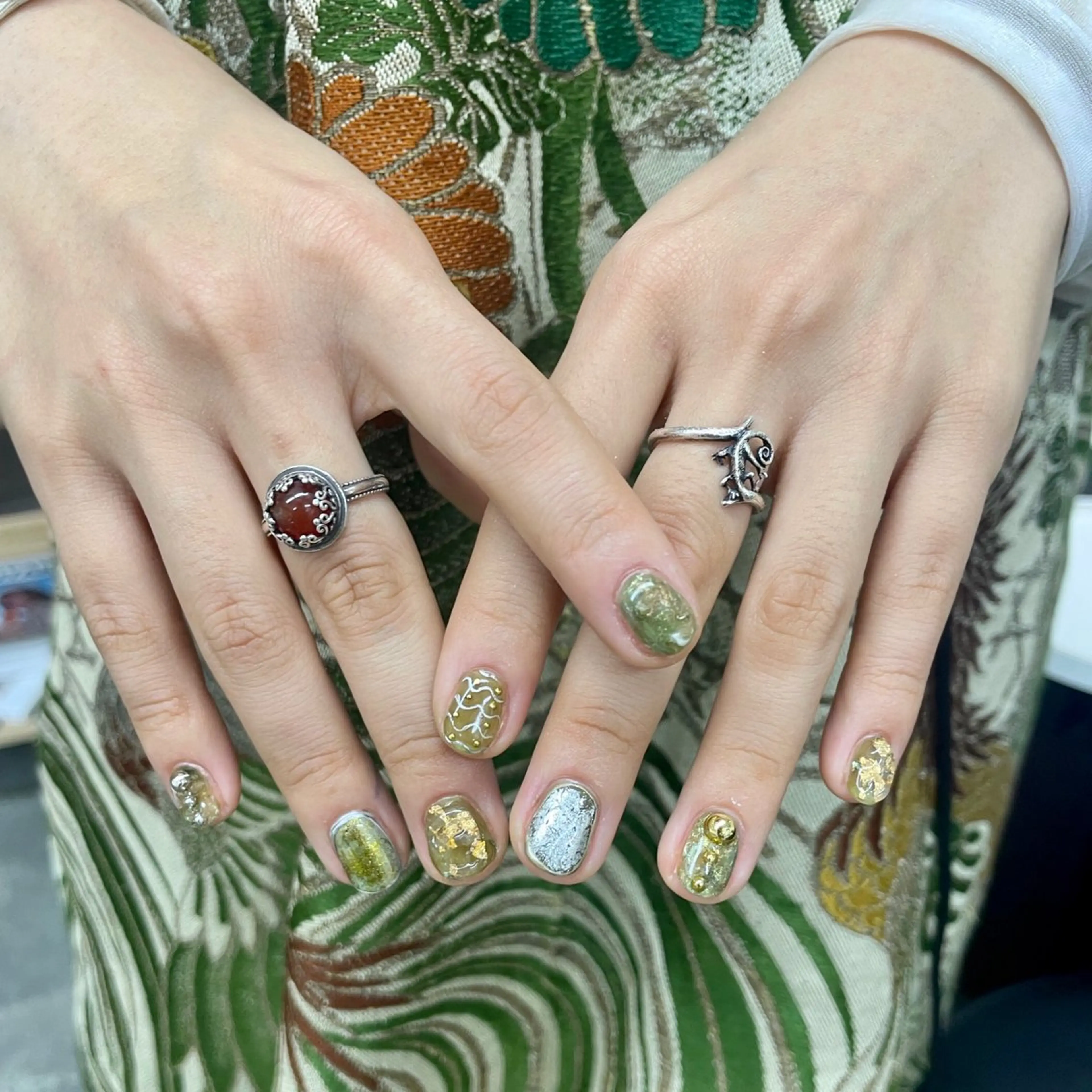 ネイル アートネイル べっ甲ネイル ジェルネイル グリーン キラキラネイル nailstudio eviz新宿店のネイルデザイン