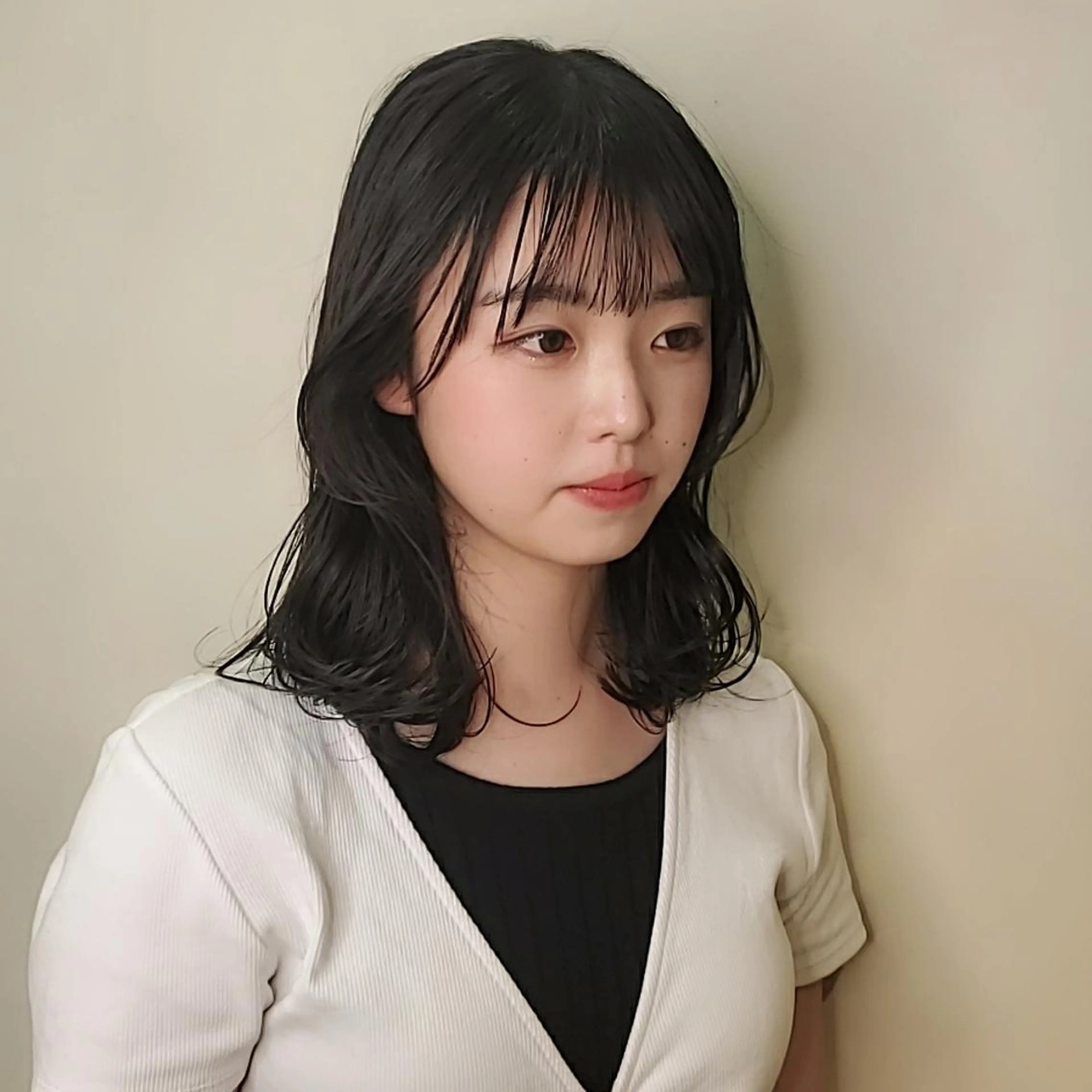 ミディアム カラー 黒髪 ブルーカラー ブルーブラック 顔周りカット 韓国風ヘア 韓国レイヤー　 suzuのヘアスタイル