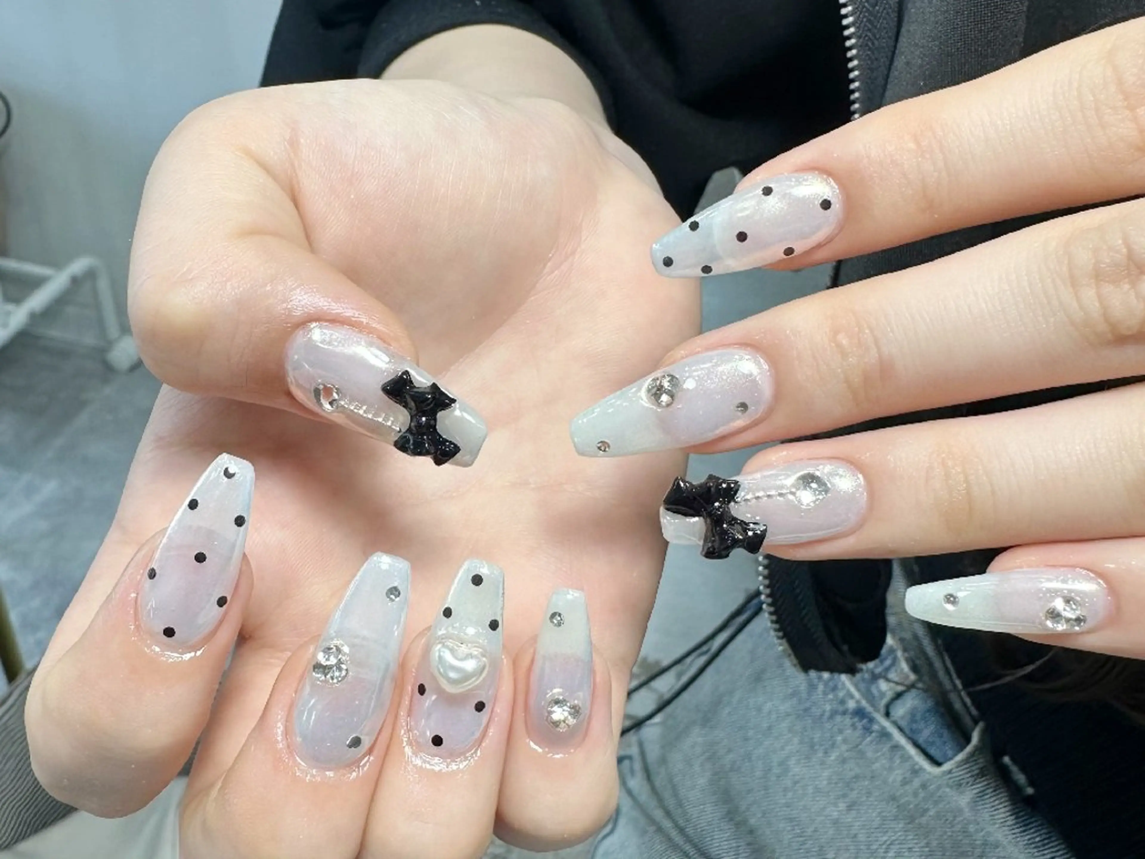 ネイル チークネイル フレンチネイル ジェルネイル ガーリー キラキラネイル ハンドネイル UM Nail Salonのネイルデザイン