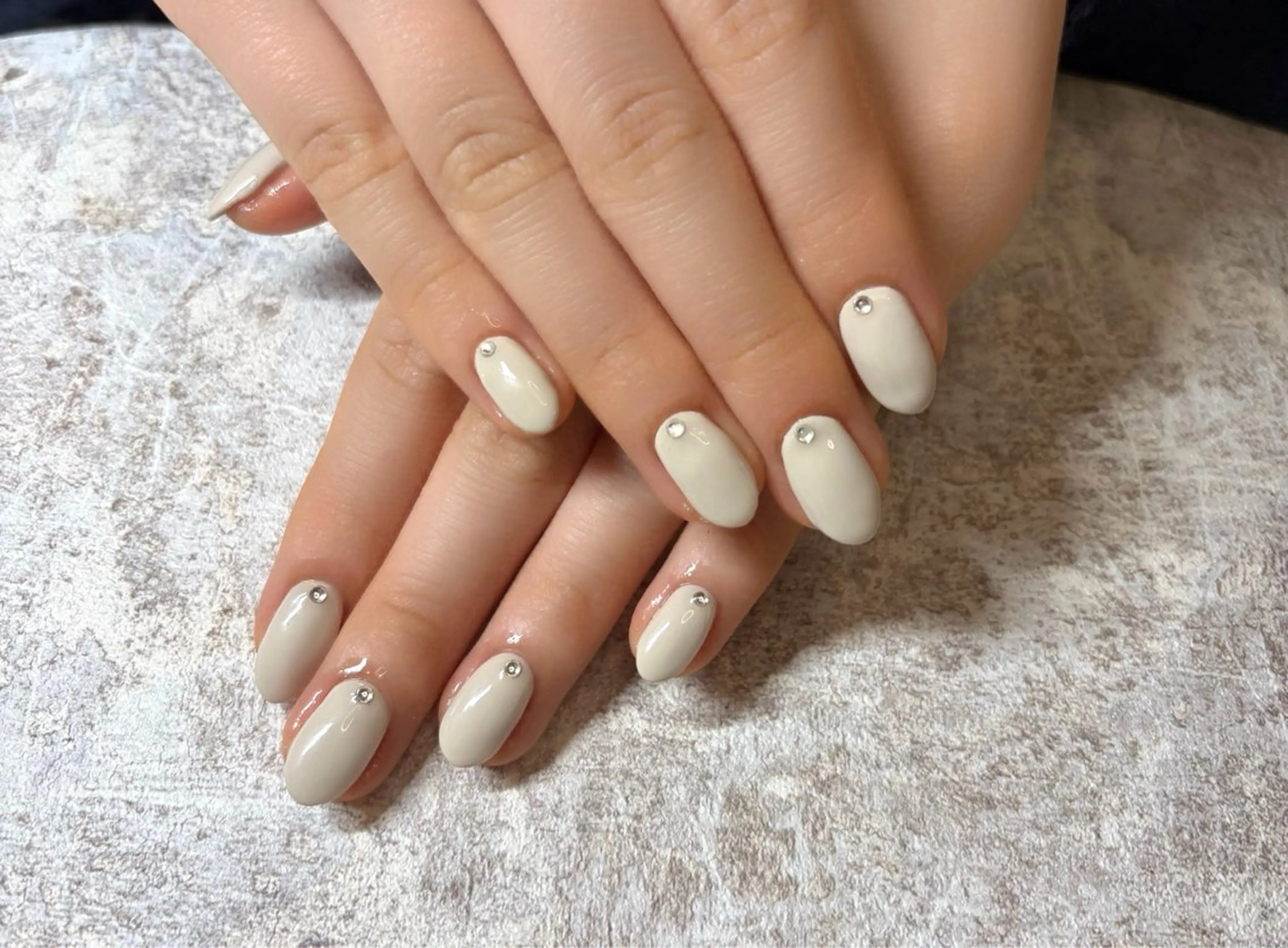 ネイル ワンカラーネイル ストーンネイル Lowé所属・Lowé みるくのネイルデザイン