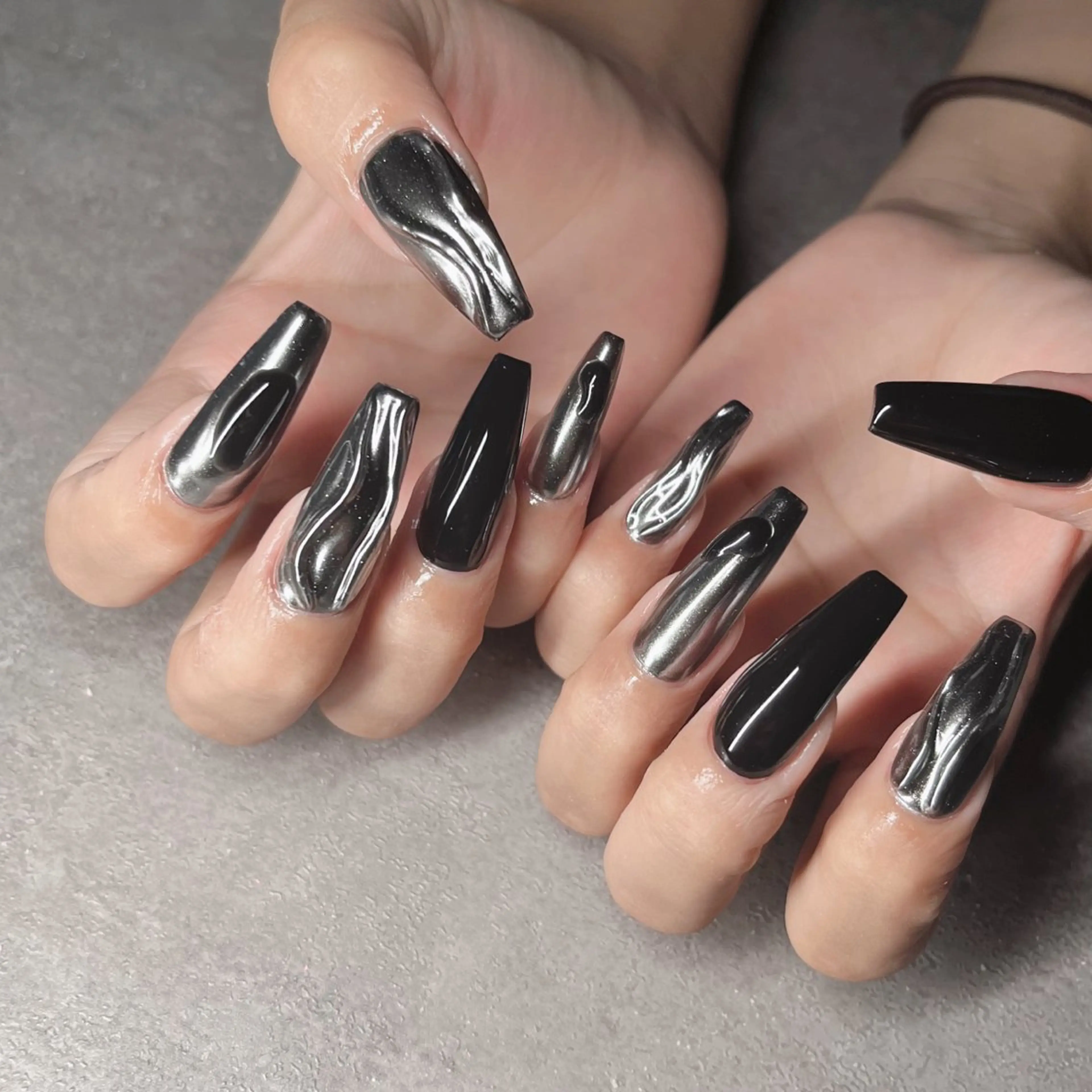 ネイル フットネイル フレンチネイル ジェルネイル ラメ(グリッター) ラメグラデーション ハンドネイル NEO Beauty Salon所属・𝐍𝐄𝐎 𝐉𝐔𝐑𝐈のネイルデザイン