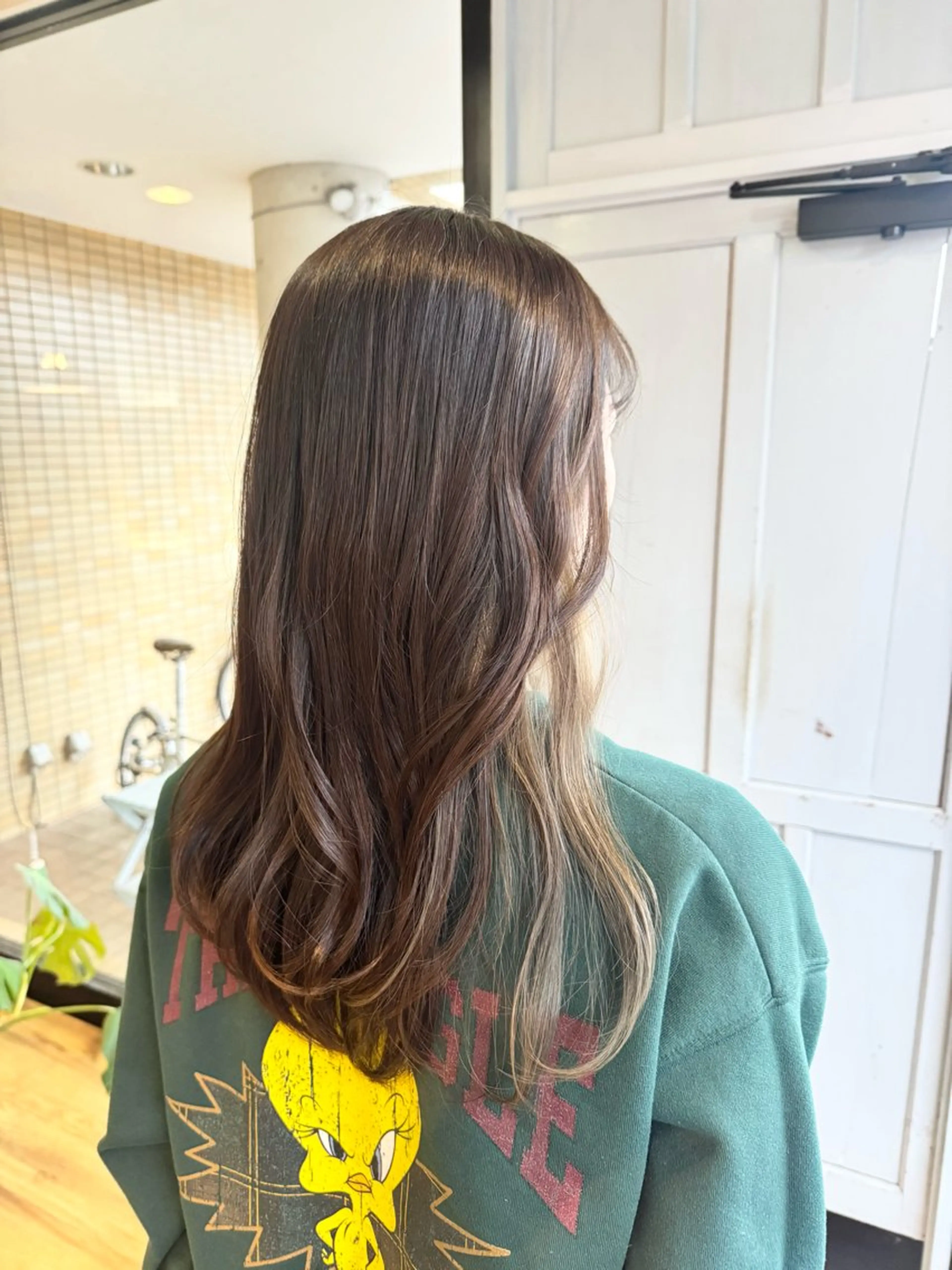 ロング カラー アッシュ アッシュグレー ベージュカラー オリーブベージュ ヘアカラー トリートメント ツキダテ ユイのヘアスタイル