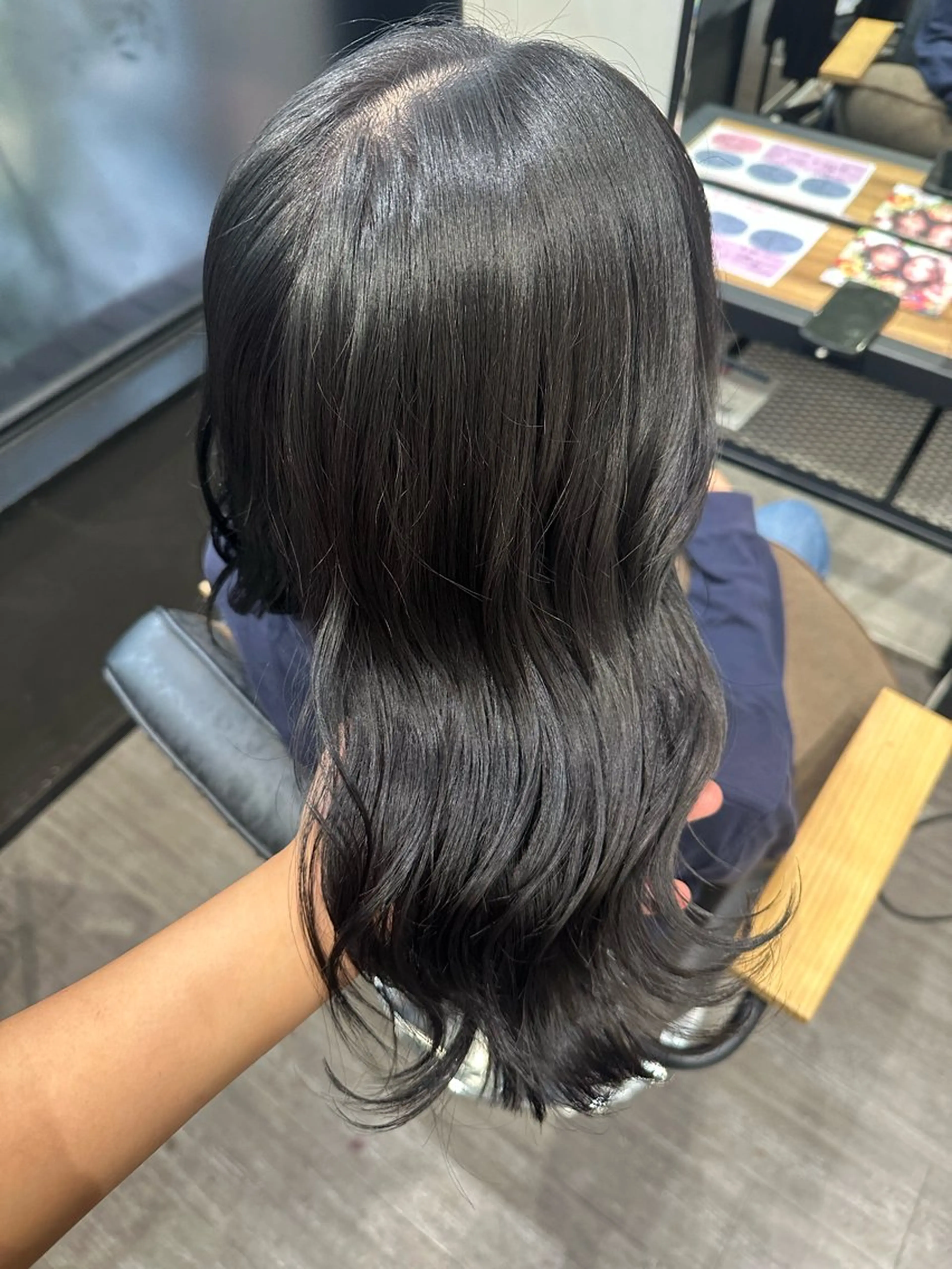 ミディアム カラー 黒髪 ブルーカラー ブルーブラック 艶髪レイヤー上田 紗也🇰🇷💗のヘアスタイル