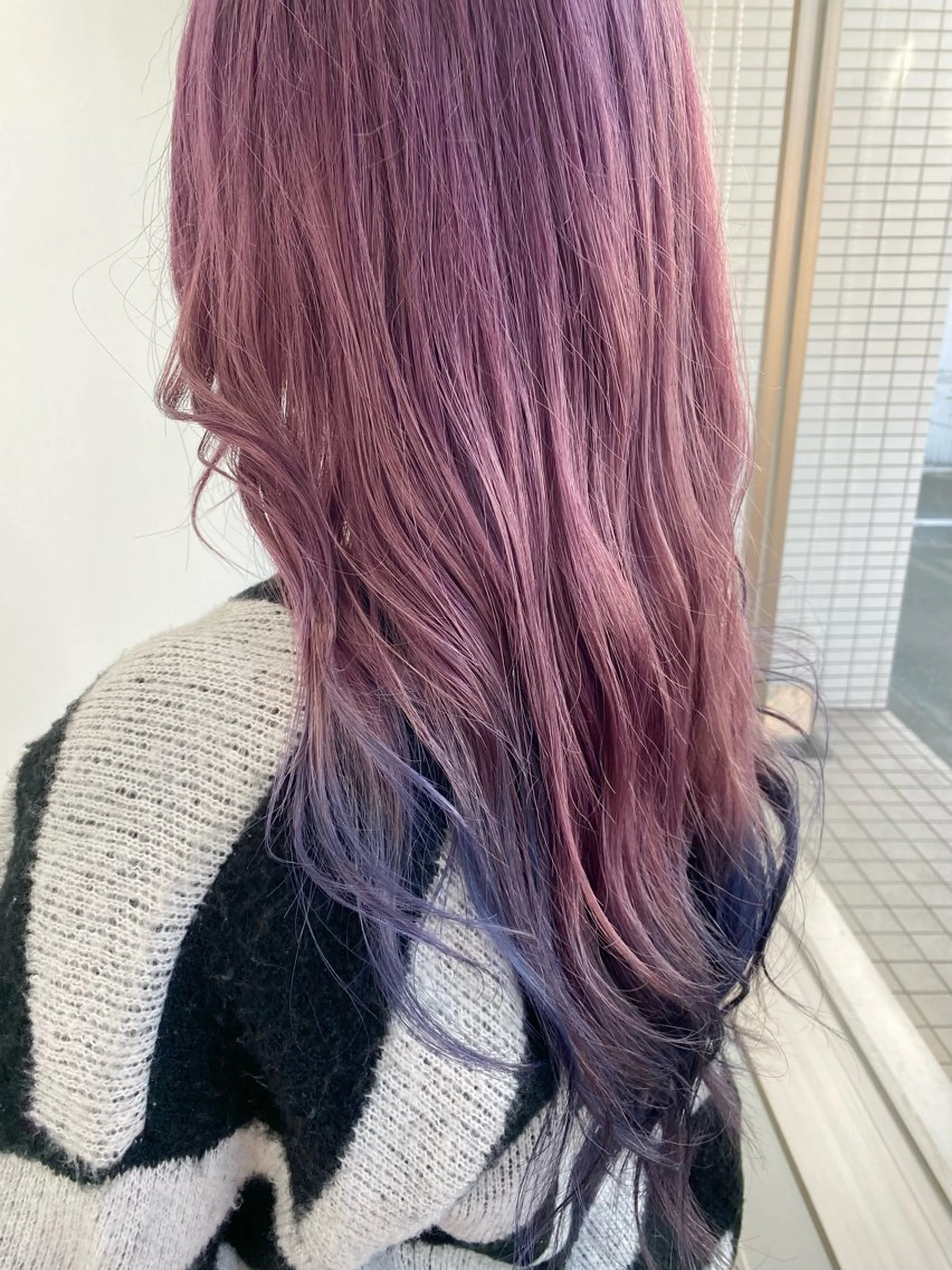 ロング パープルカラー 丸山 純奈のヘアスタイル