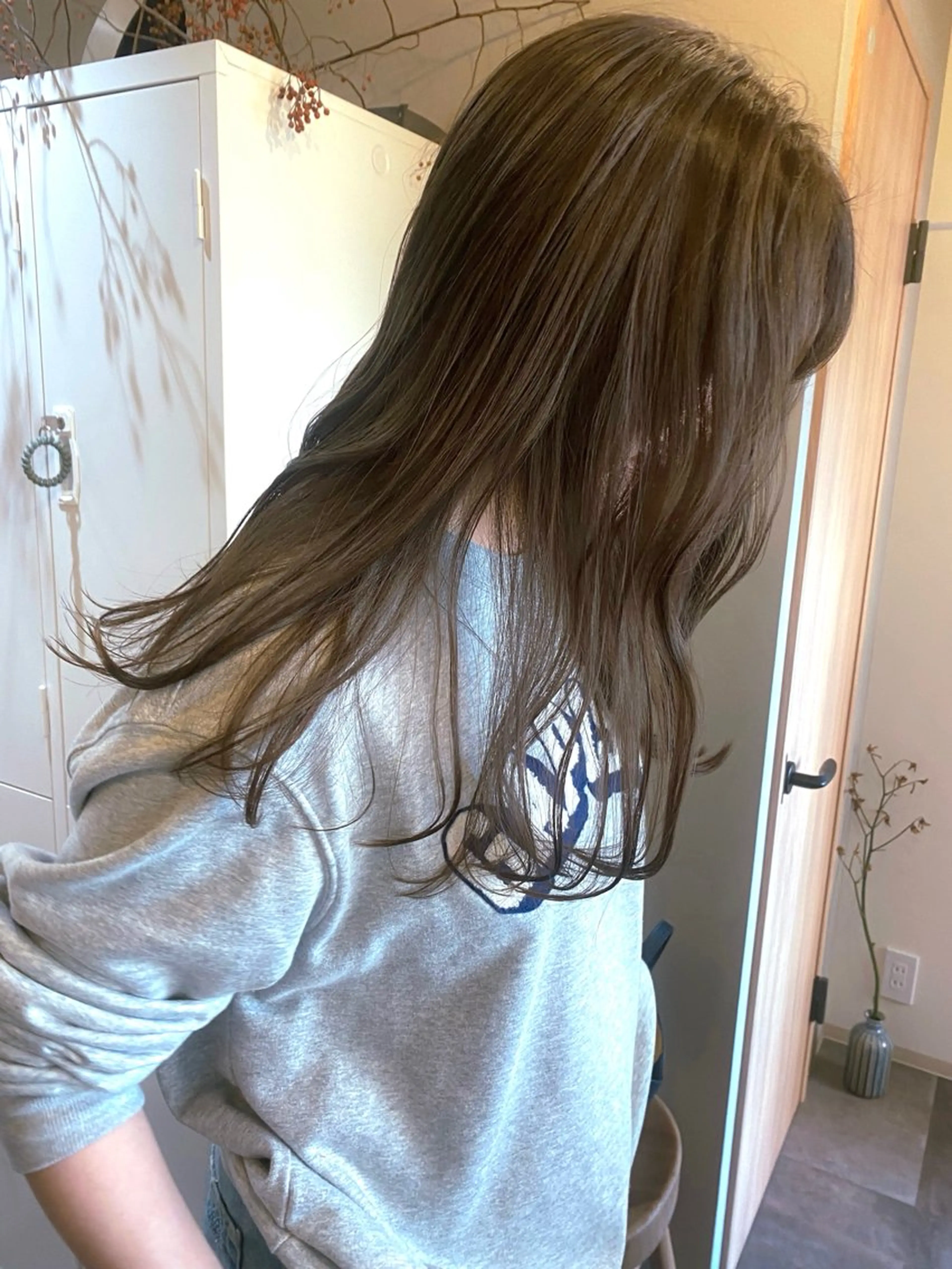 ロング カラー グレージュ カット ヘアカラー トリートメント ヘアセット ハルカ/透け感カラー /顔周りレイヤーのヘアスタイル