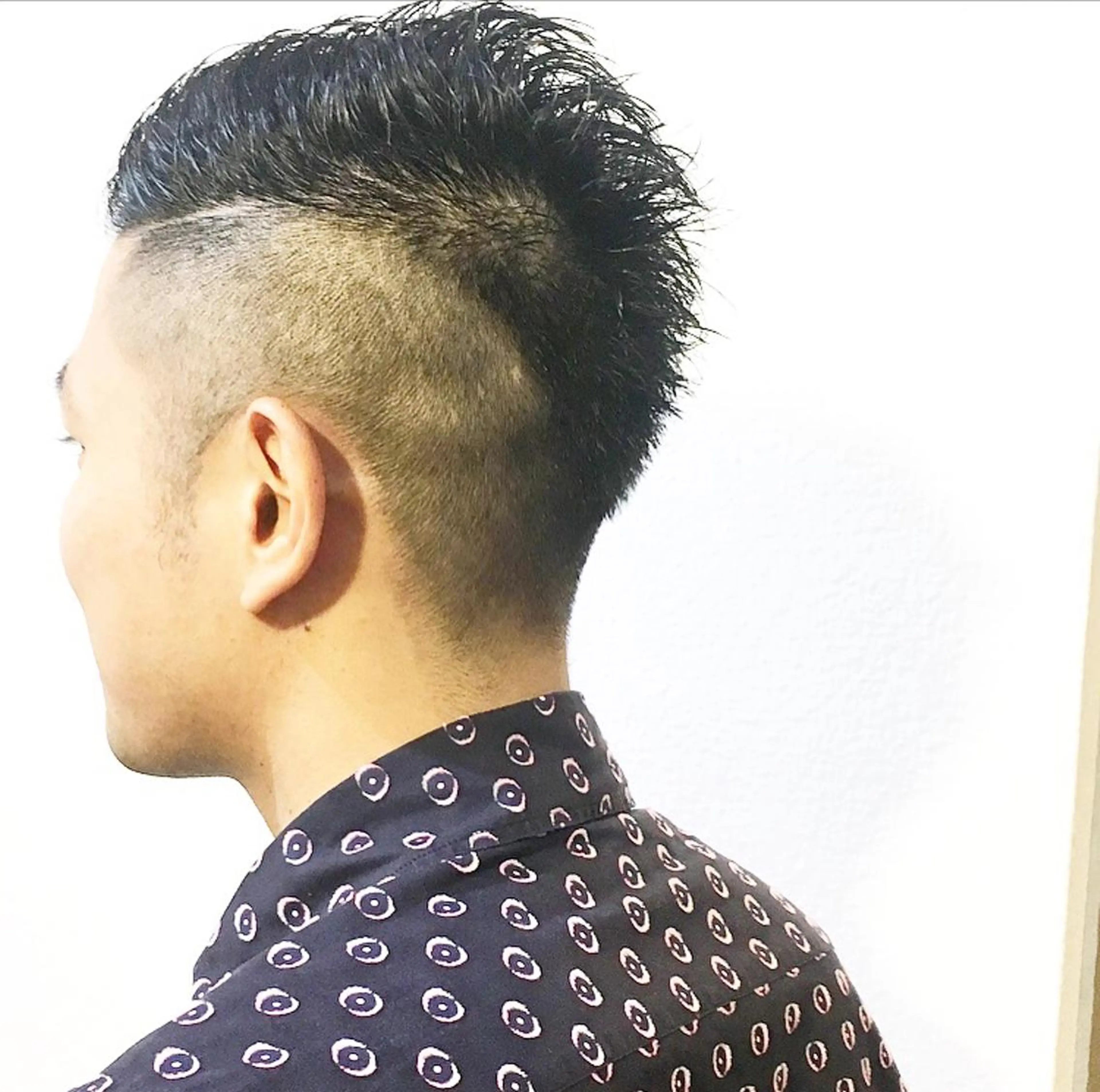 ショート メンズ ブリーチ、パーマ 西部笑のヘアスタイル