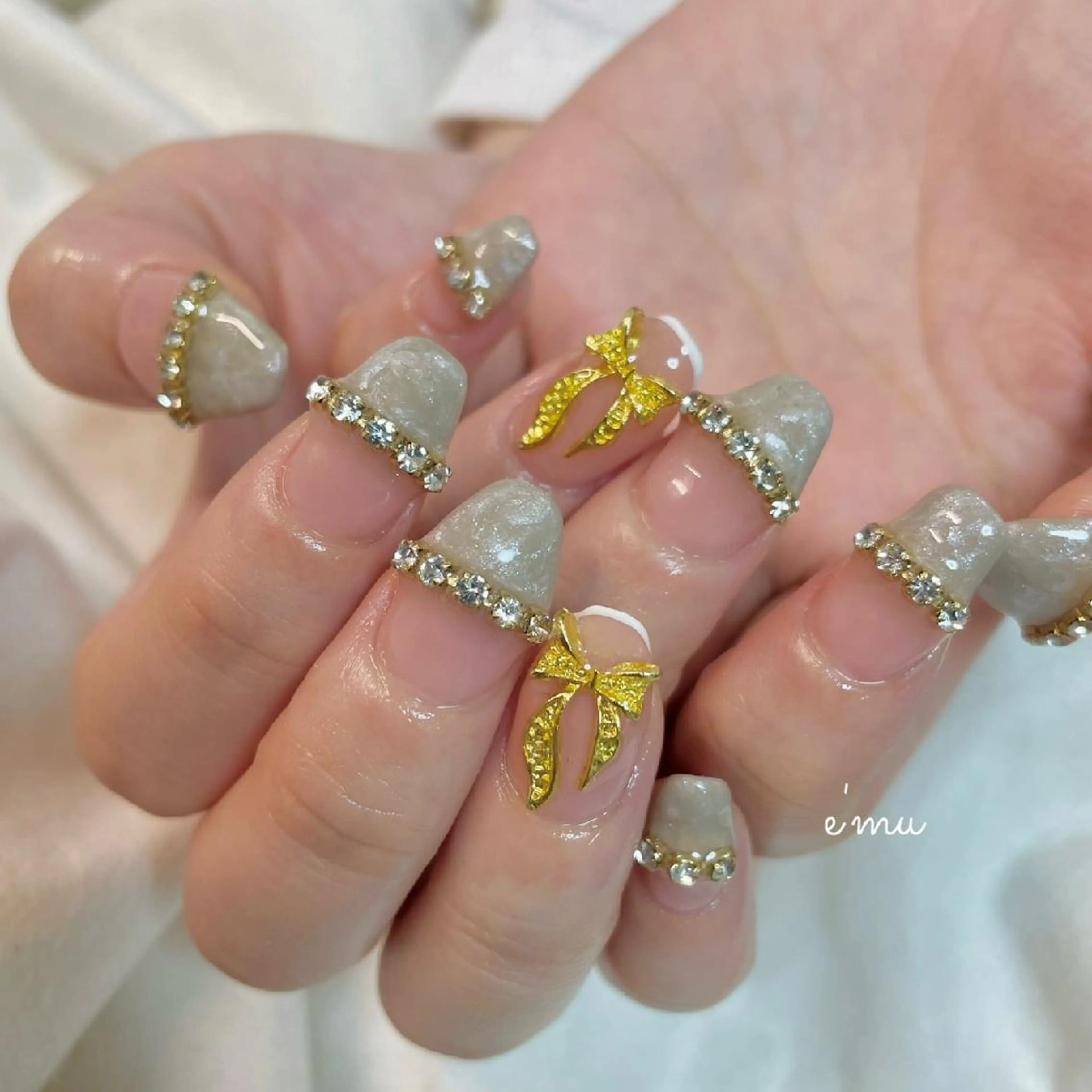 ネイル キラキラネイル 韓国ネイル リボン ワンホンネイル nail salon e'mu💐のネイルデザイン