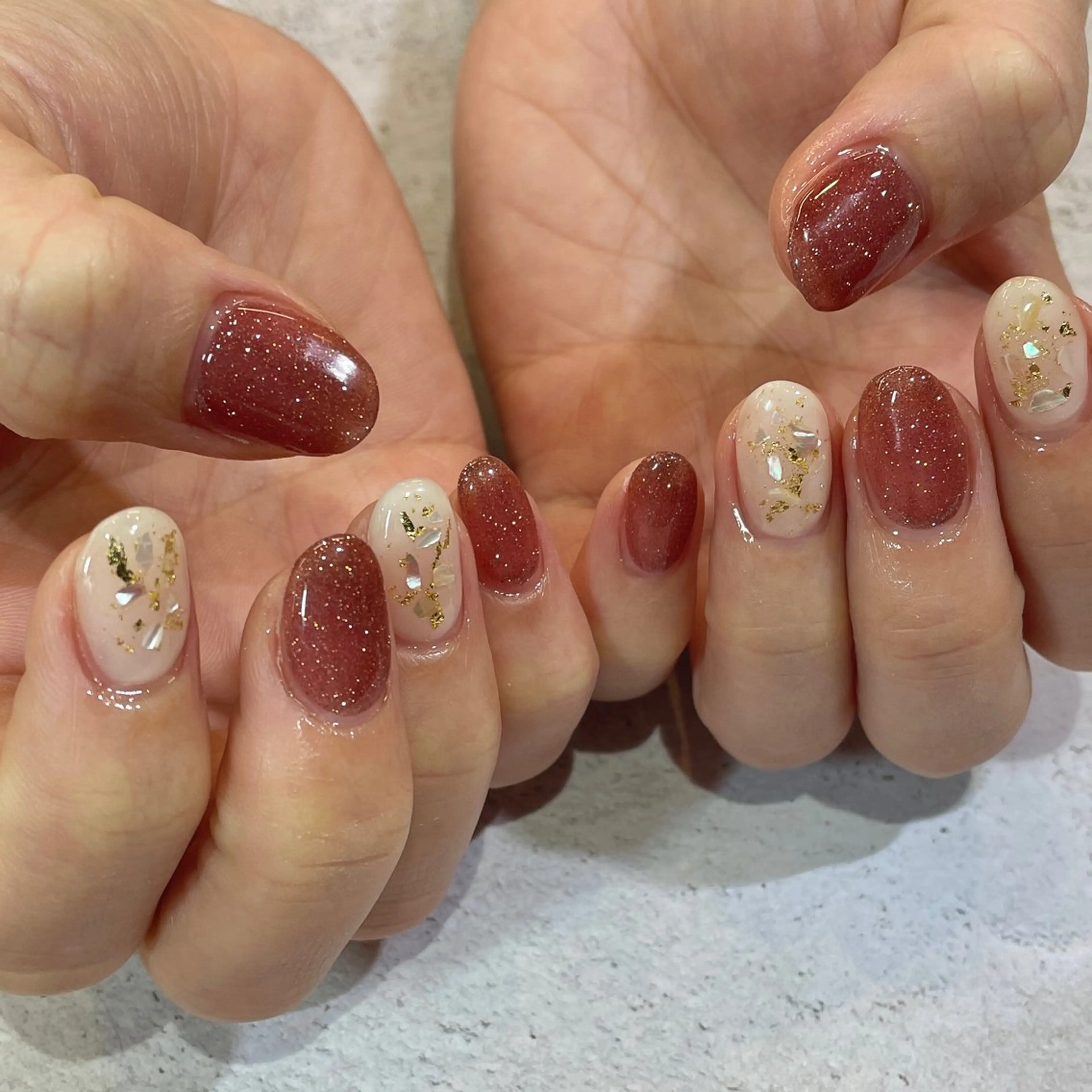 ネイル ブラウン フラッシュネイル キラキラネイル 赤色 ハンドネイル LUNI（シェアサロンHeartSpace内）所属・LUNI 久屋大通 ˚✧₊⁎/ yuriのネイルデザイン