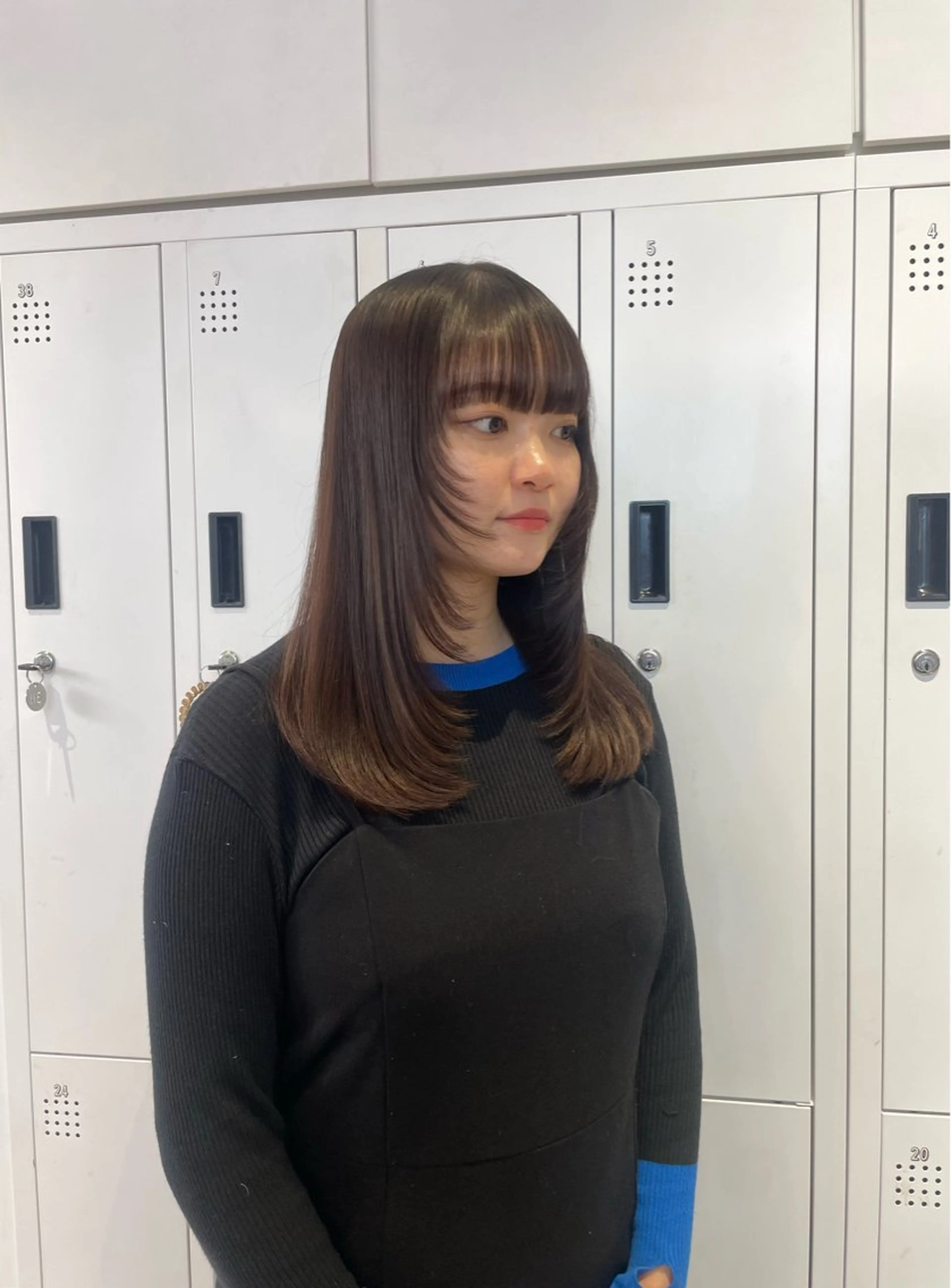 ミディアム カラー カット 🌟暖色系ハイトーン 🌟AIのヘアスタイル