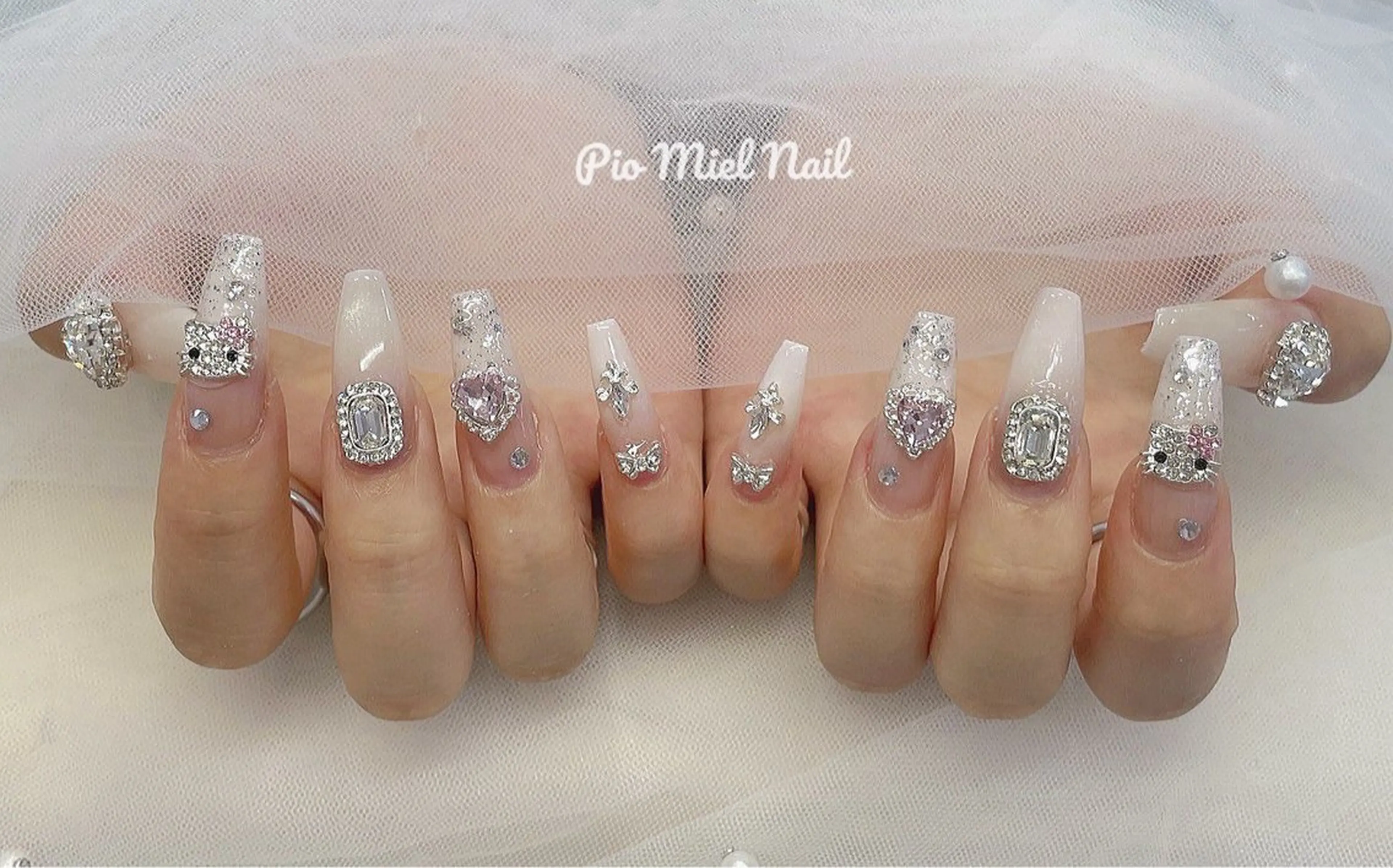 ネイル ガーリー ゴージャス キラキラネイル ホワイト 冬ネイル ハンドネイル HANA 長さだしのネイルデザイン