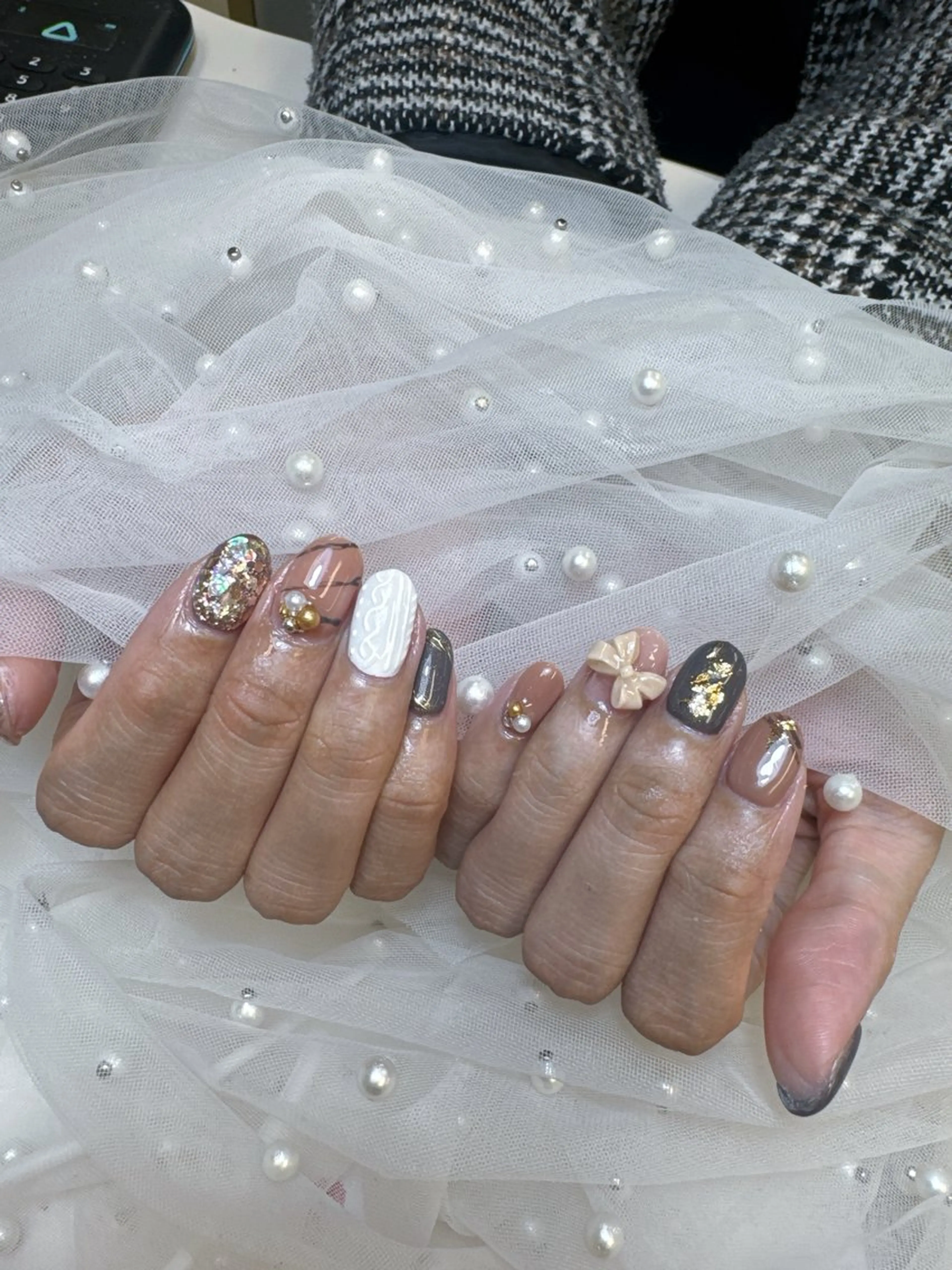 ネイル 成人式 フレンチネイル ジェルネイル ガラスフレンチ キラキラネイル ハンドネイル クイーンズネイル銀座所属・Queeens nailのネイルデザイン