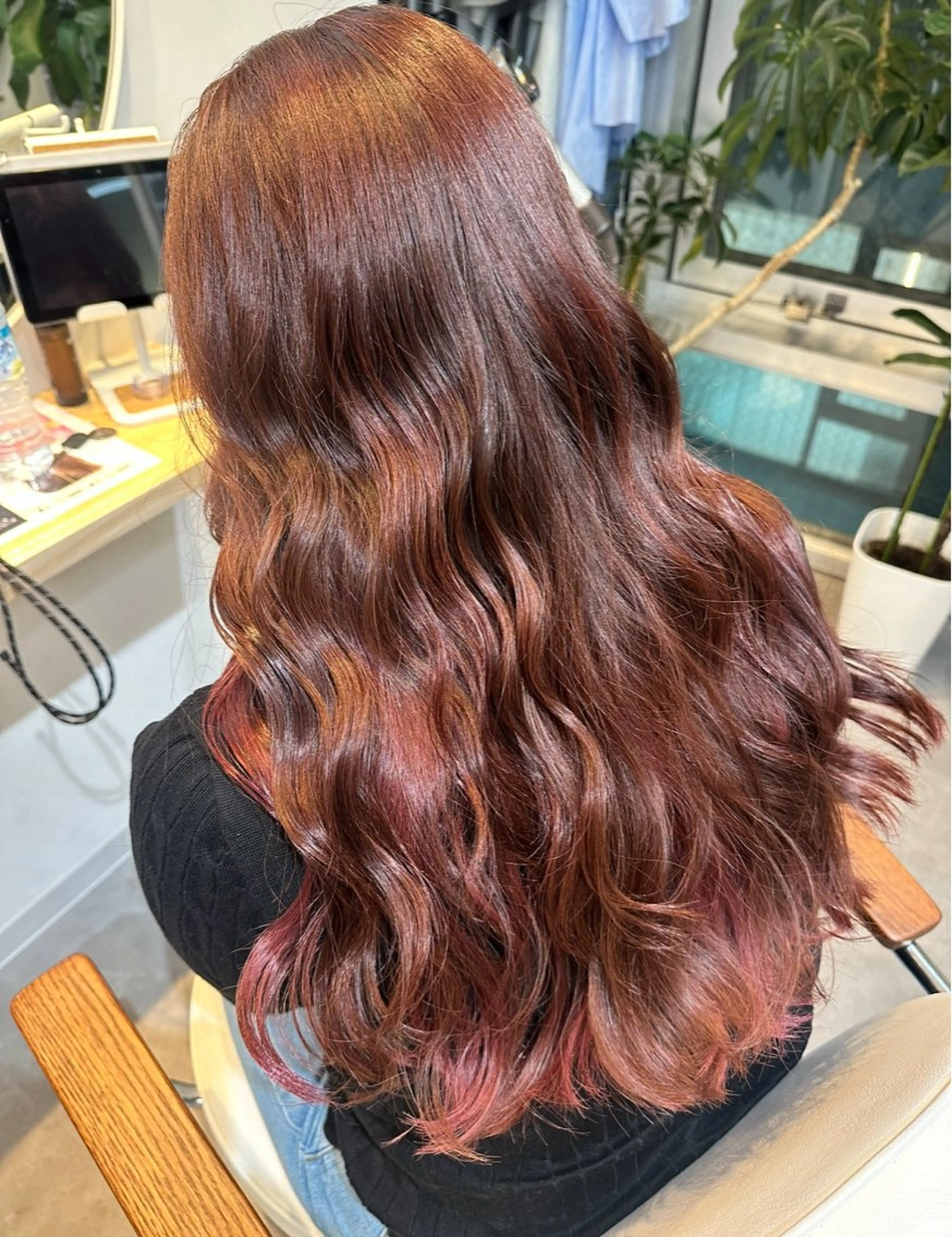 ロング ピンクブラウン カット ヘアカラー オノ アイラのヘアスタイル