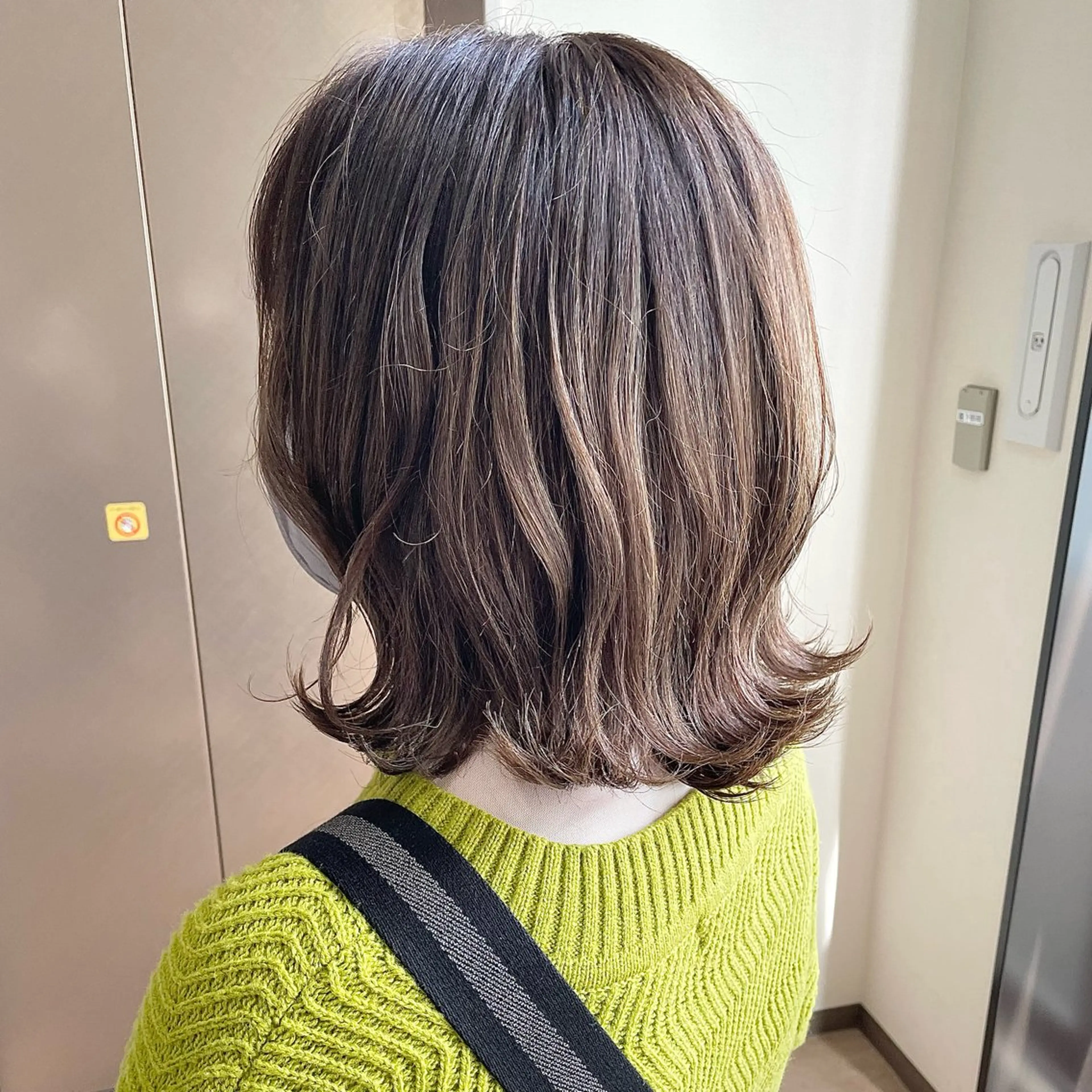 ミディアム カラー ベージュカラー ハイライトカラー ハイライト 外ハネヘア 村上 遥香 店長スタイリストのヘアスタイル