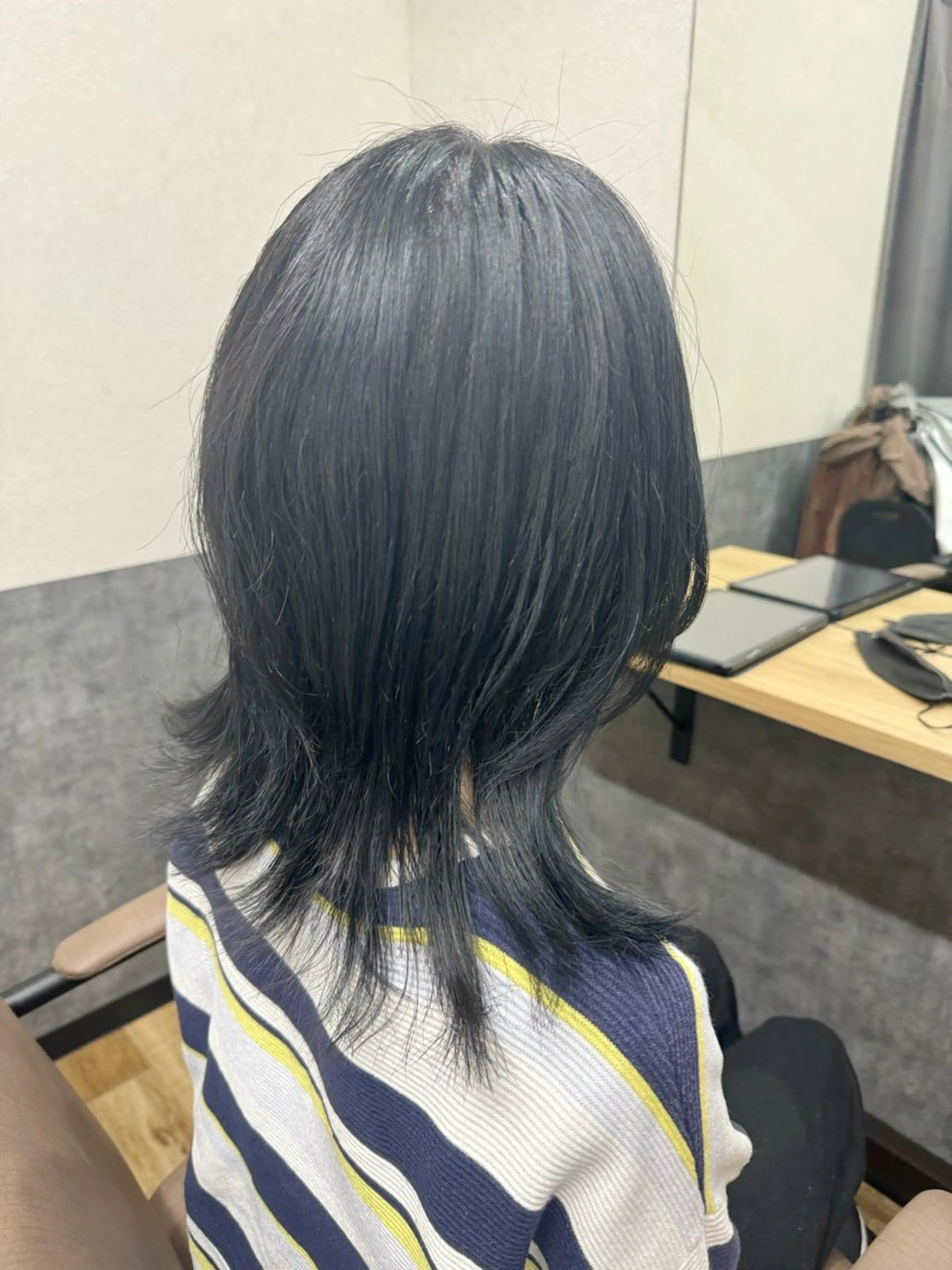 ミディアム カラー 黒髪 ブルーカラー ブルーブラック レイヤーカット ウルフカット TELAHAIR南流山店所属・TERA  HAIR HARUのヘアスタイル