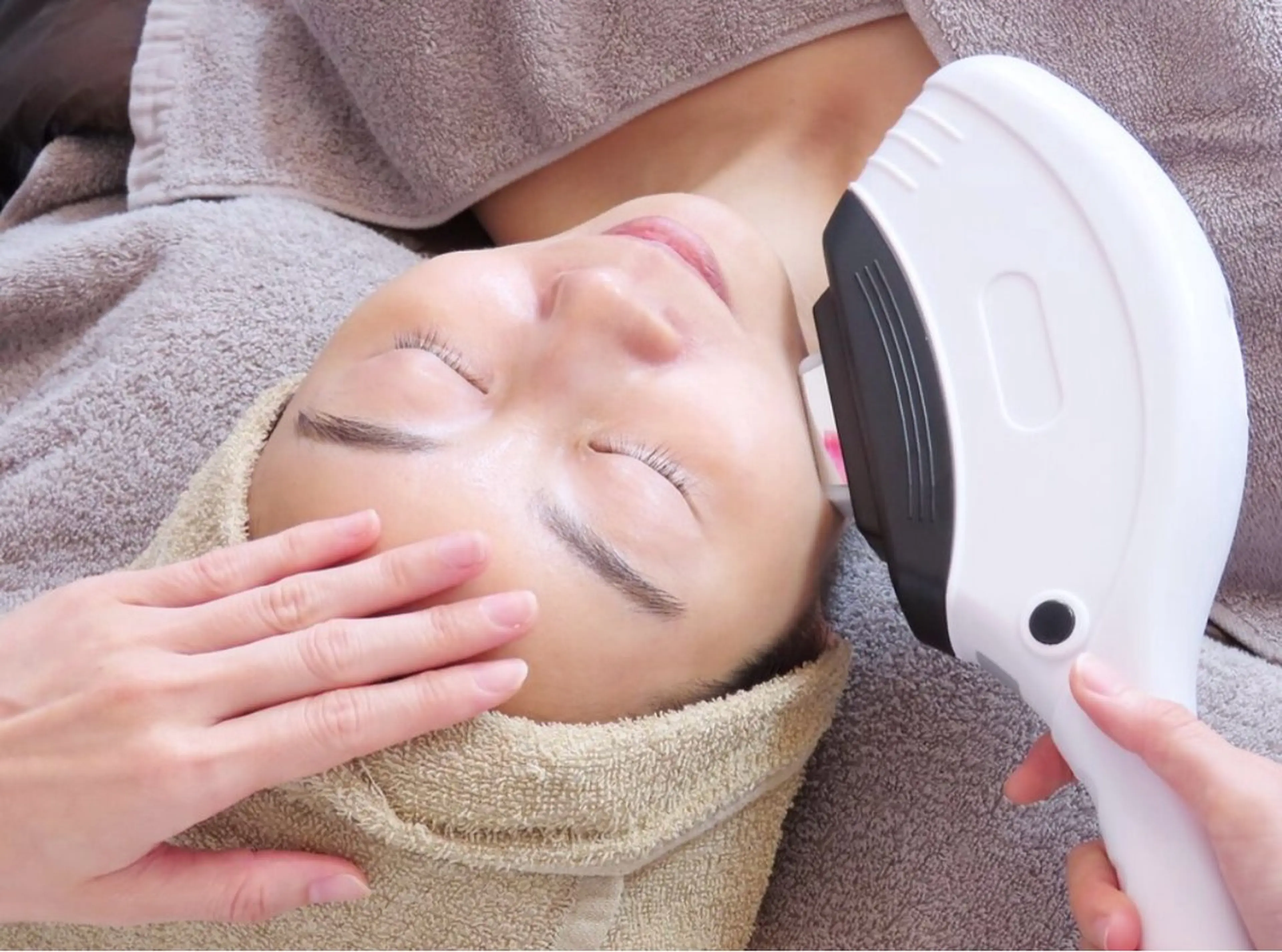 【深層ケアで、ニキビの元へアプローチ。輝く素肌へ】毛穴洗浄+ハーブピーリング+最新光フェイシャル🌿✨の写真