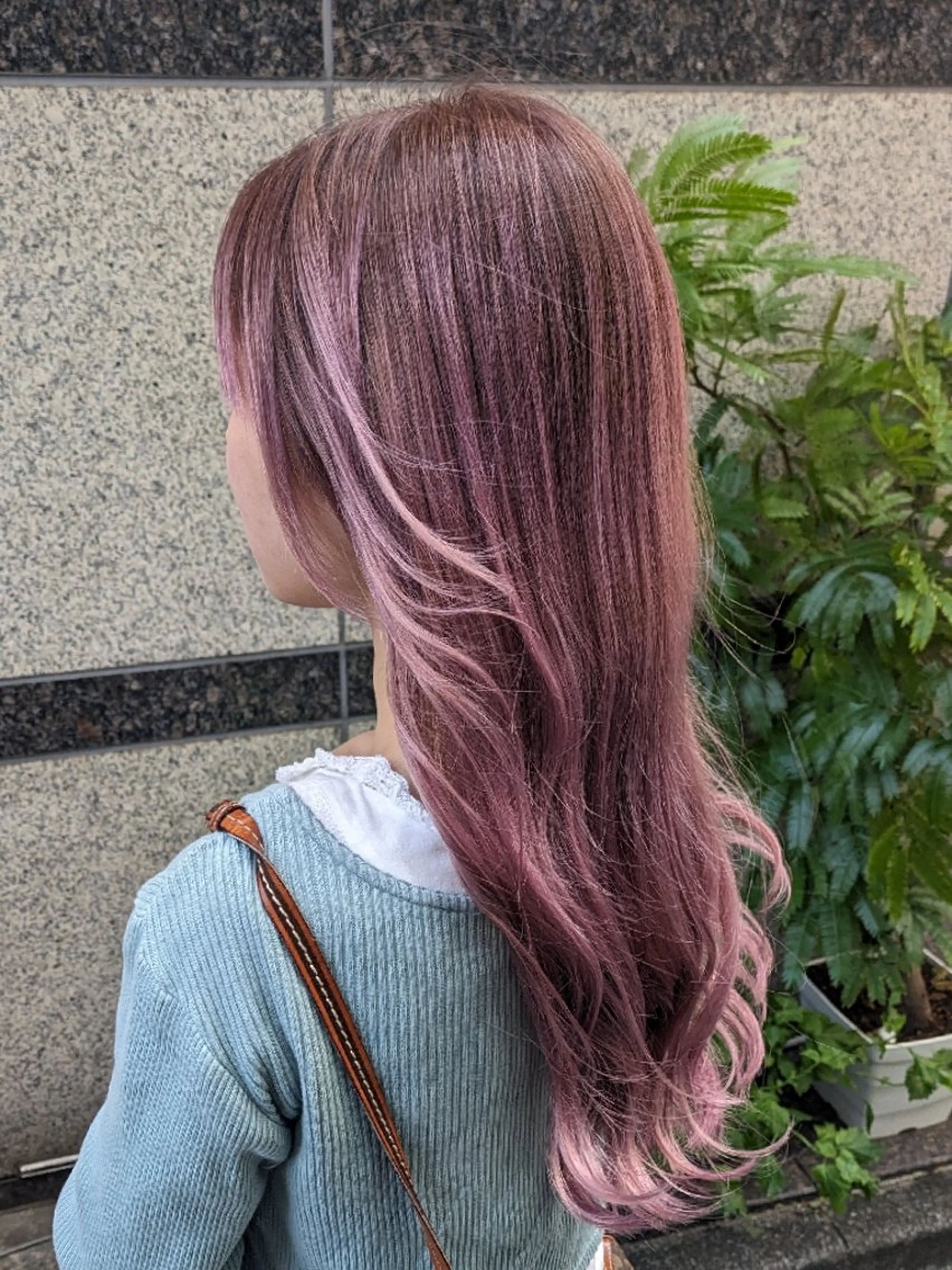 ロング カラー アッシュ ハイトーンカラー ピンクカラー ピンクアッシュ ロング カット ヘアカラー トリートメント fuwat所属・秋葉原でカラーする なら🐉ちぇーたんのヘアスタイル