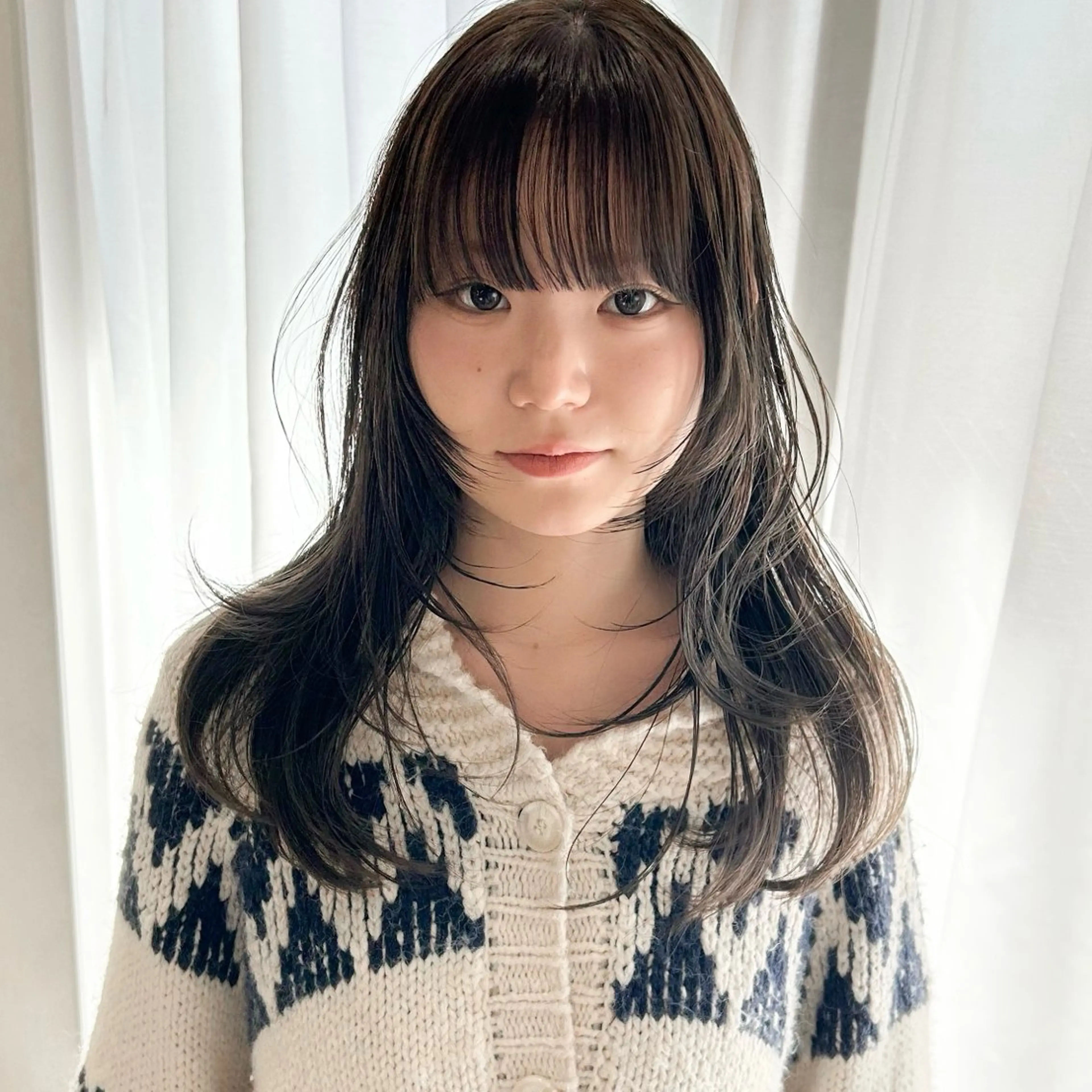 セミロング カラー グレージュ オリーブグレージュ オリーブグレー レイヤーカット カット ヘアカラー ダブルカラー,透け カラーHINARIのヘアスタイル