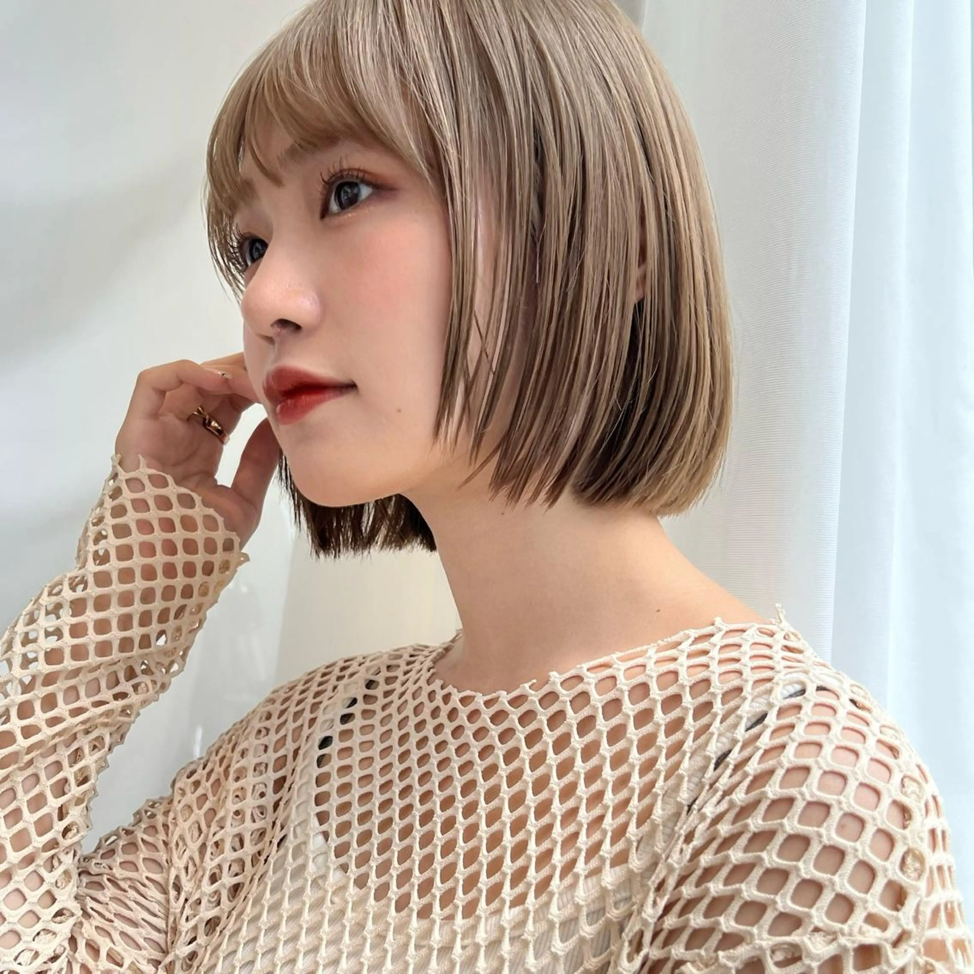 ミディアム カラー 切りっぱなしボブ ブリーチ グレージュ イルミナカラー インナーカラー カット ヘアカラー トリートメント レイヤー専門家 ダブルカラー修のヘアスタイル