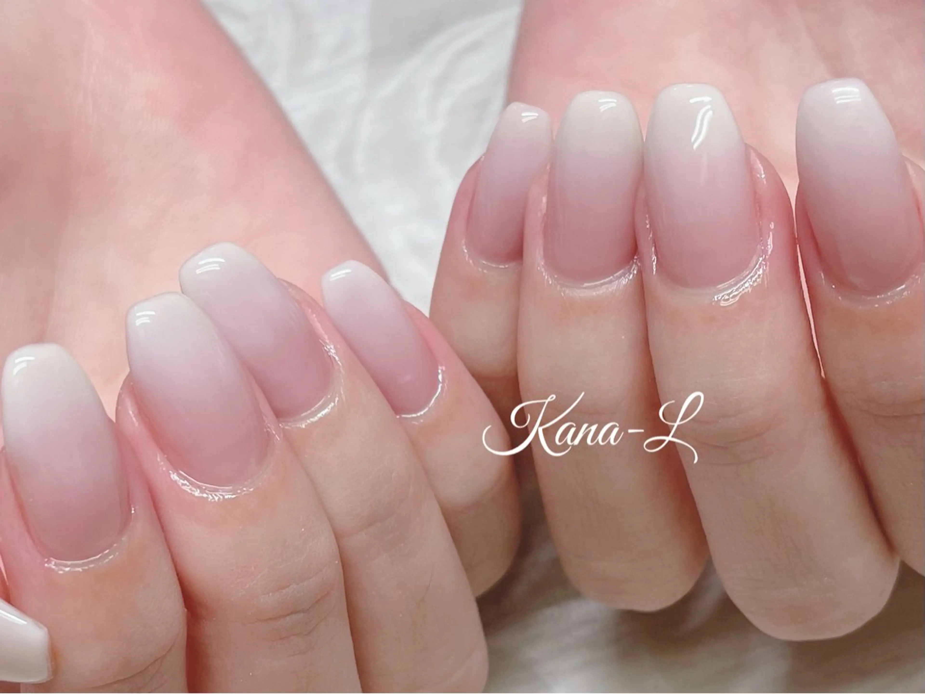 ネイル ジェルネイル グラデーション オフィスネイル パラジェル ホワイト 芦辺 香奈のネイルデザイン