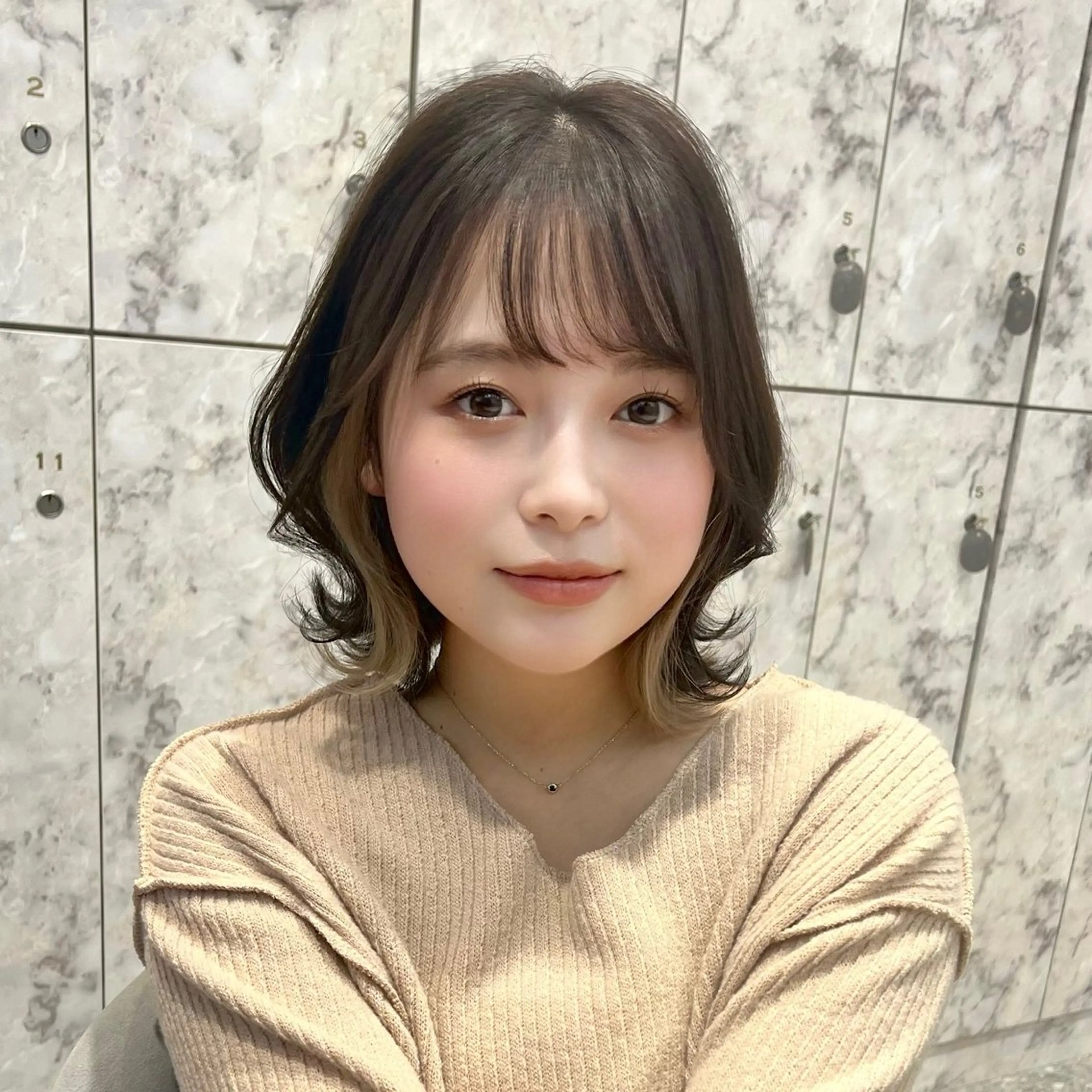 小顔カット+全体ケアブリーチ+カラー+選べる髪質改善トリートメント¥16980の写真