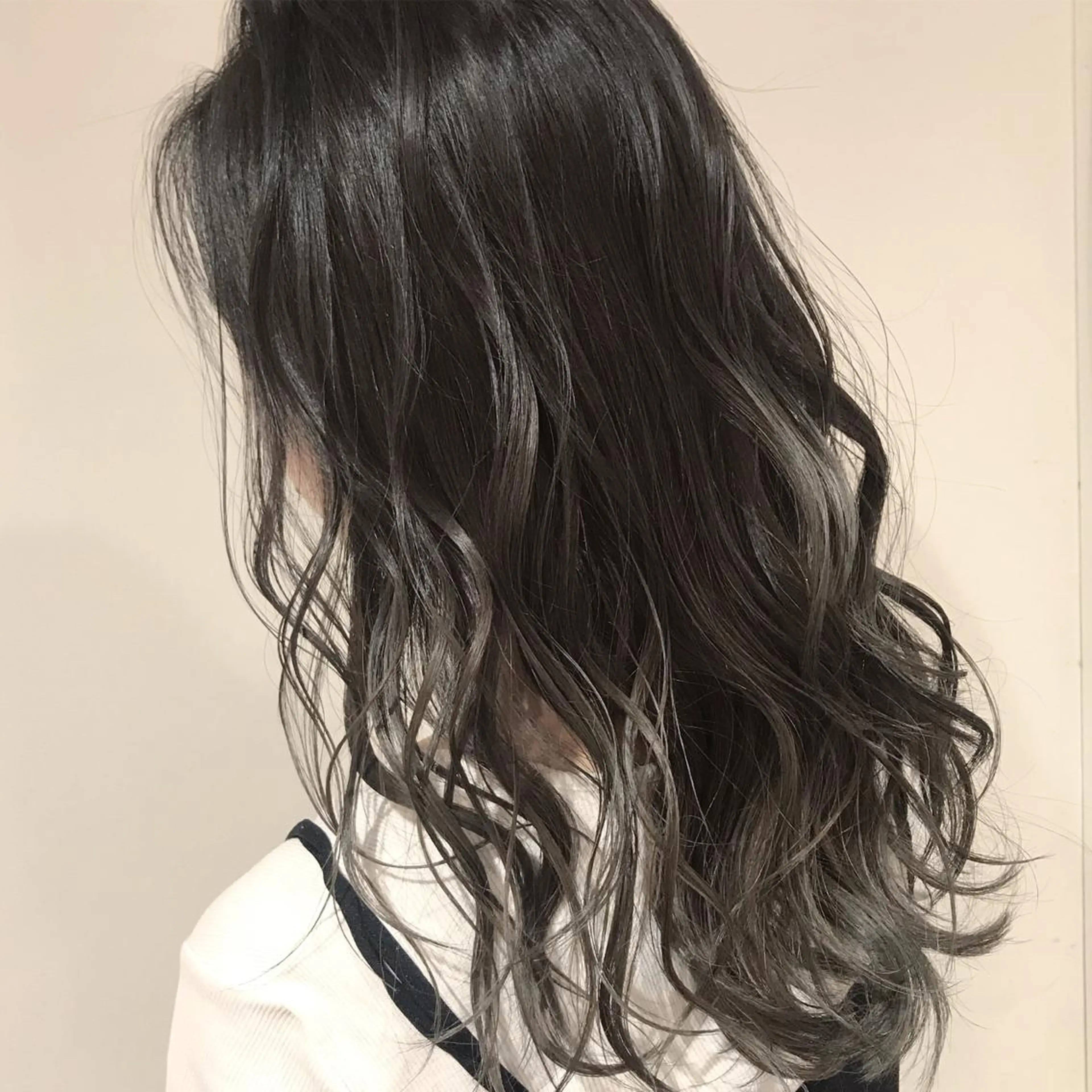 ミディアム カラー アッシュ アッシュグレー アッシュグレージュ バレイヤージュ ベージュカラー AMI Hair  supply所属・髪質改善カラー 韓国風レイヤーのヘアスタイル