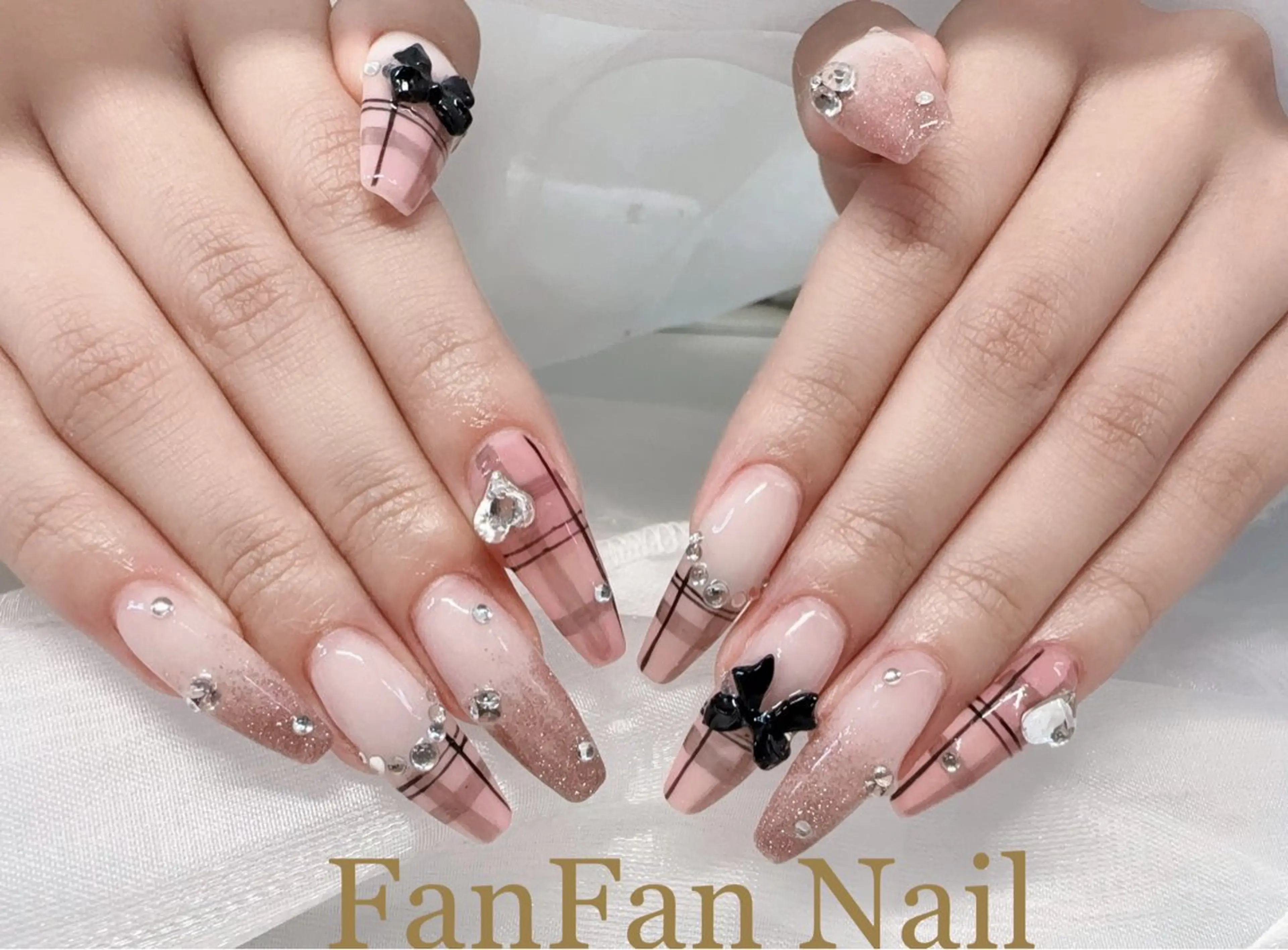 ネイル アートネイル オーロラネイル ガーリー キラキラネイル 韓国ネイル ハンドネイル KaKa FanFanNailのネイルデザイン