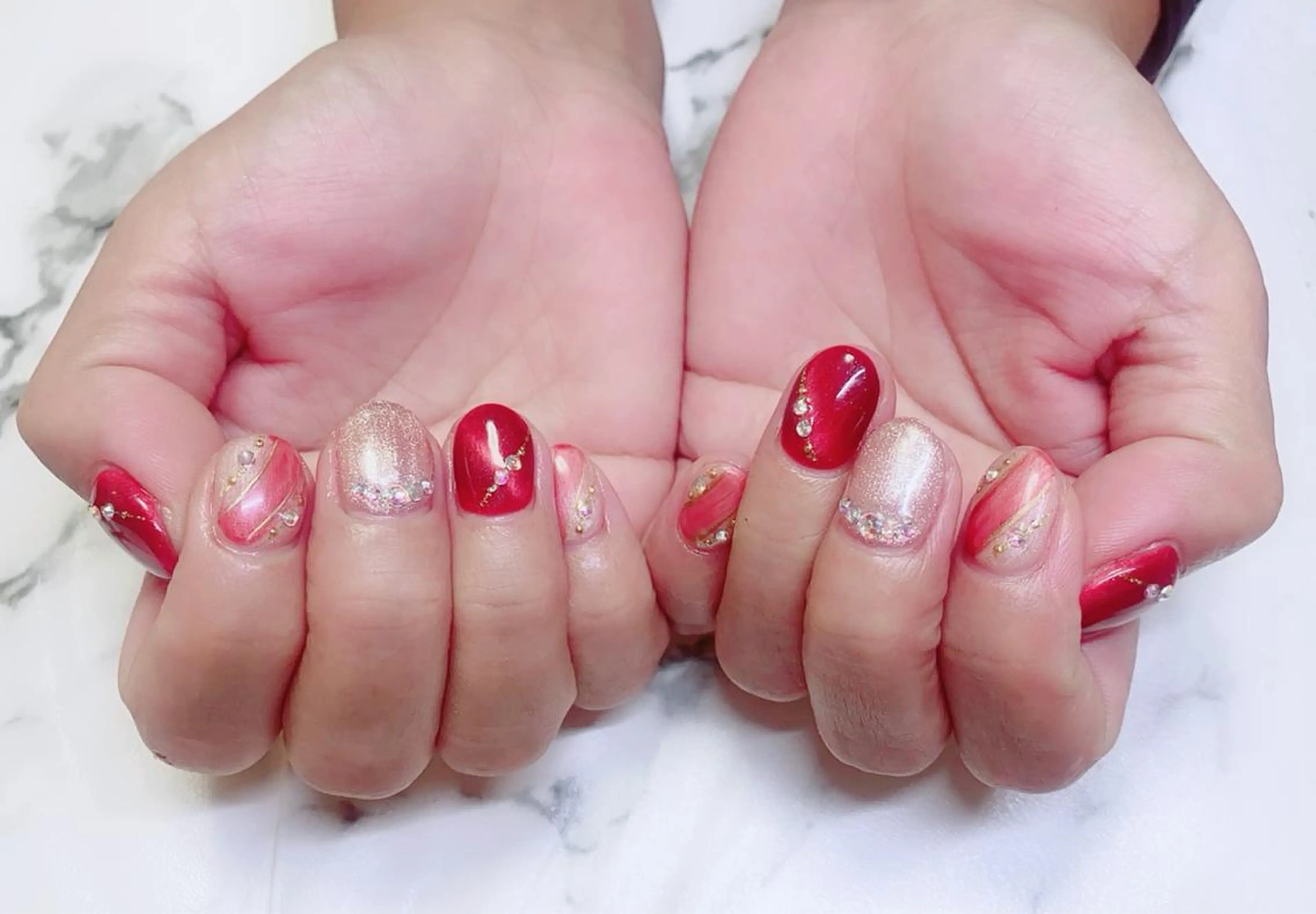 ロング カラー ネイル マグネットネイル 赤色 Q Free nailsのネイルデザイン