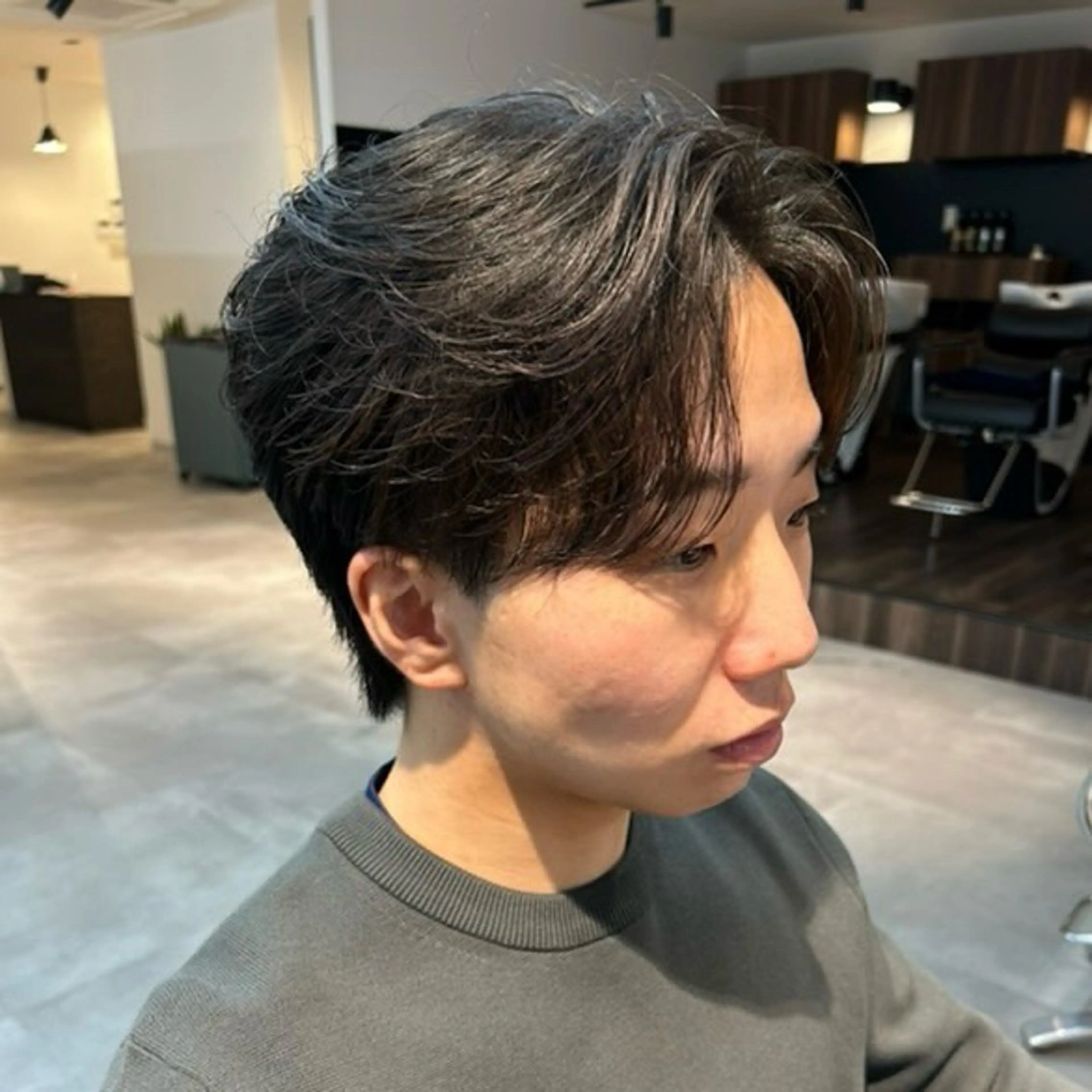 パーマ メンズ フェザーパーマ カルマパーマ メンズ韓国風 メンズパーマ メンズショート カット パーマ 男の理想を叶える🔥 メンズパーマ特化｜関のヘアスタイル