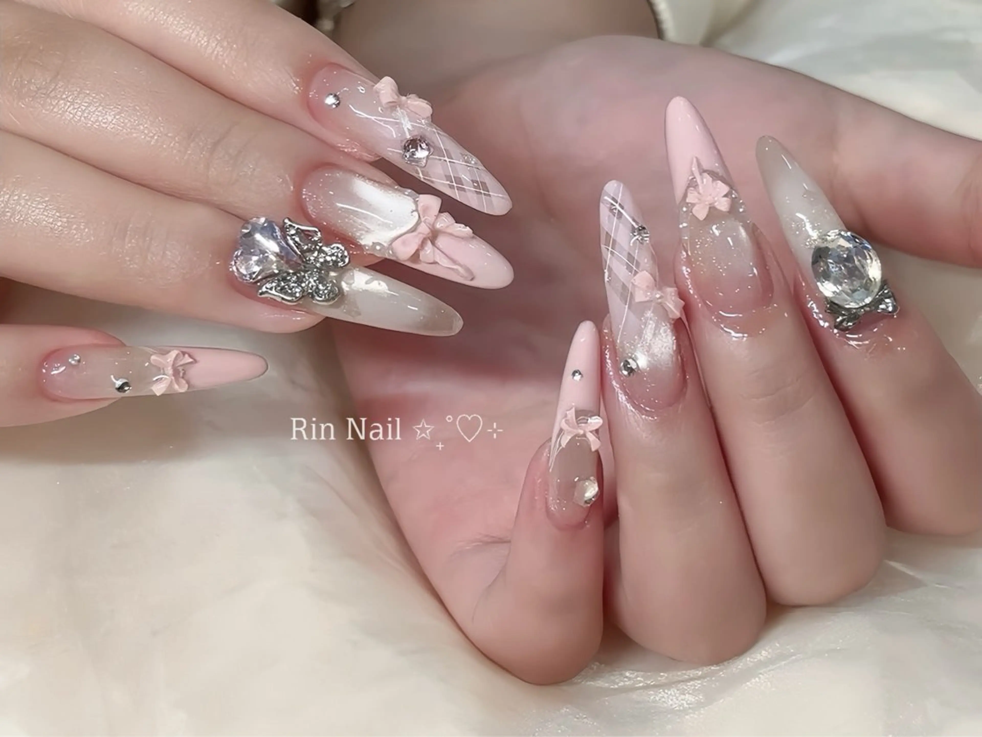 ネイル アートネイル チークネイル ジェルネイル ロングネイル マグネットネイル ハンドネイル Rin Nail 新大久保店のネイルデザイン