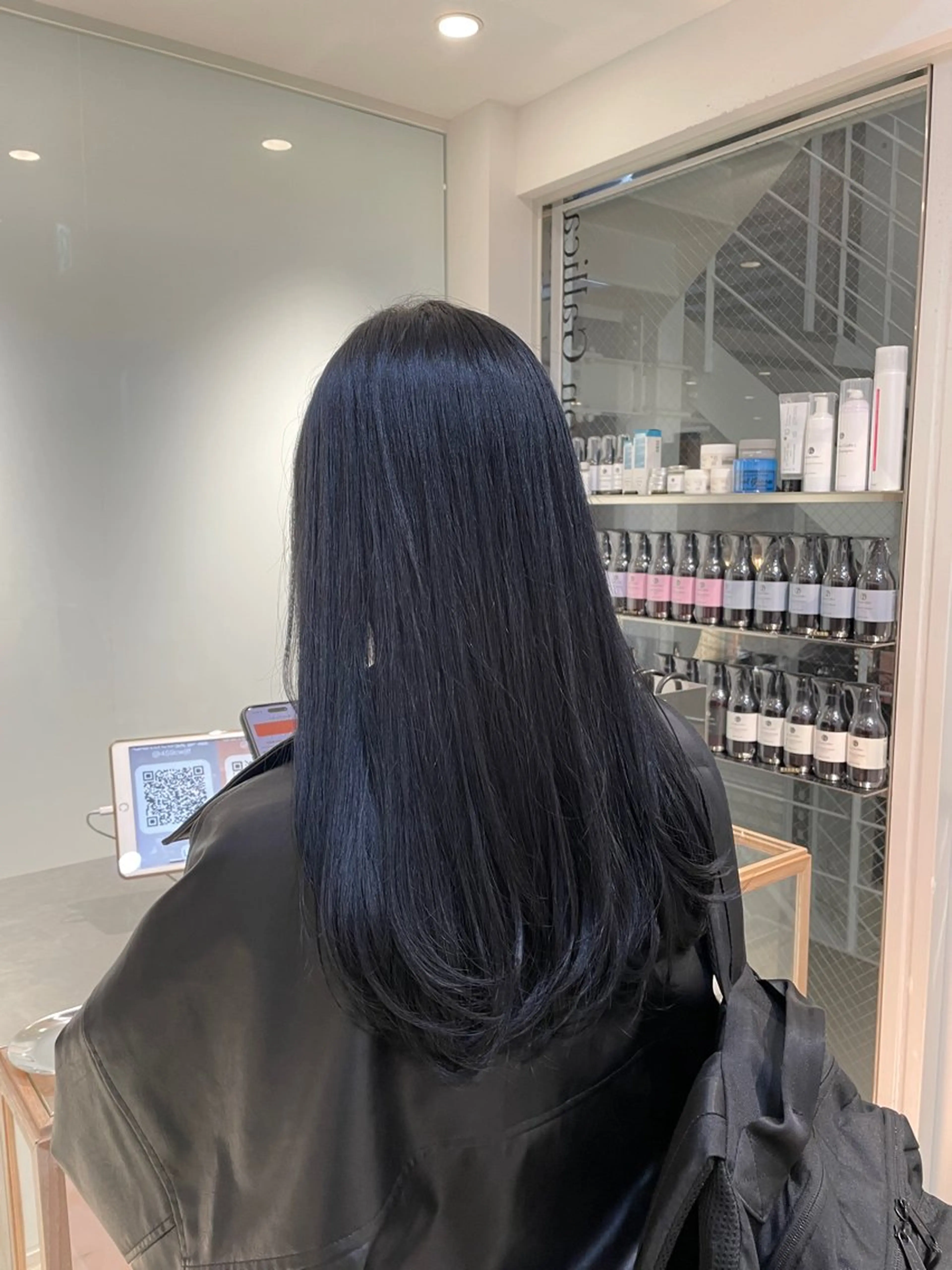 ロング カラー ヘアアレンジ 黒髪 ブリーチ ブルーカラー ブルーブラック 透明感カラー ヘアカラー トリートメント ヘッドスパ ヘアセット 艶髪✨寒色カラー✨ 翁長孝輔のヘアスタイル