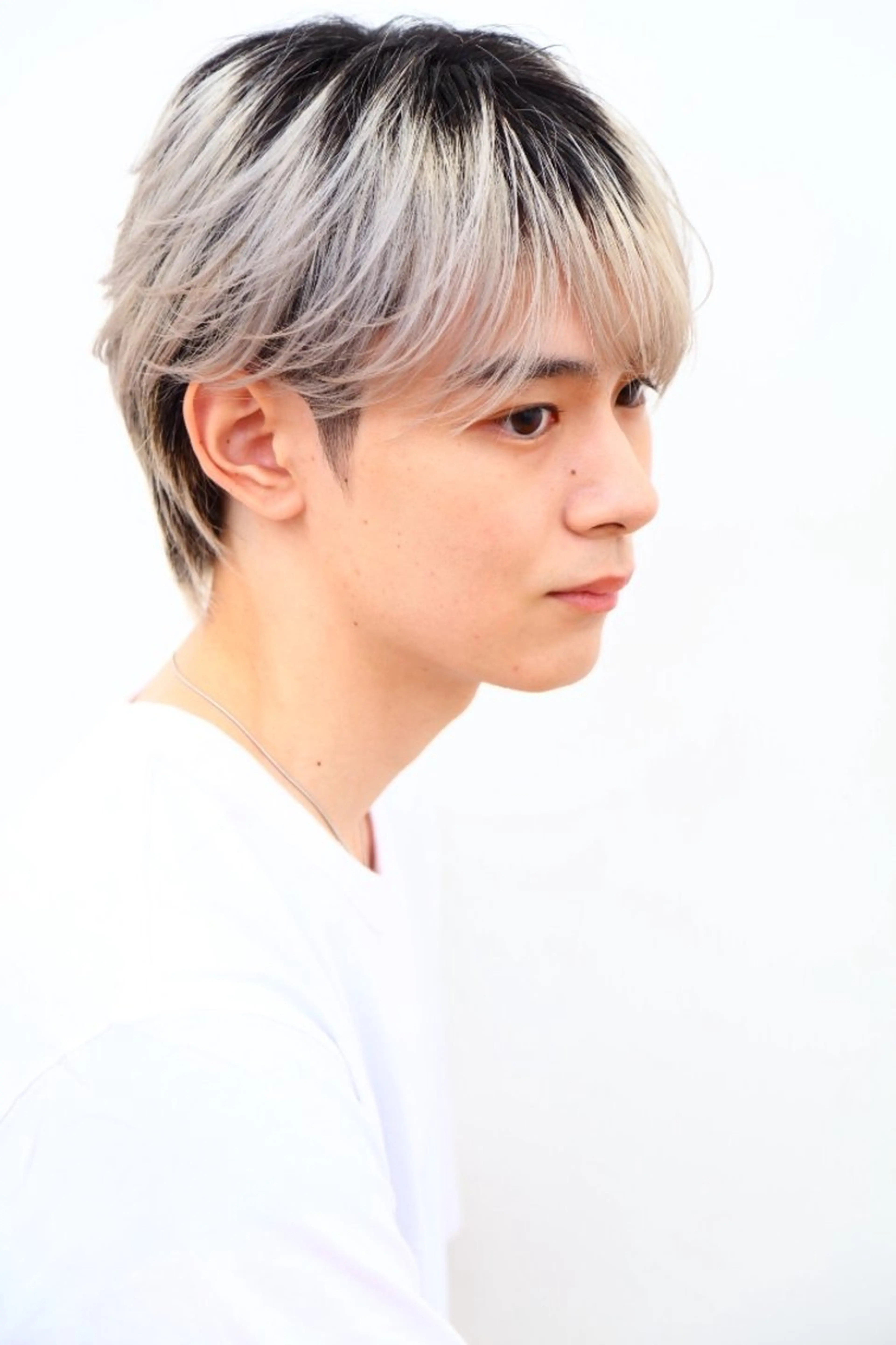 メンズ カラー シルバー メンズ ヘアメイク  ハイトーン キャロのヘアスタイル