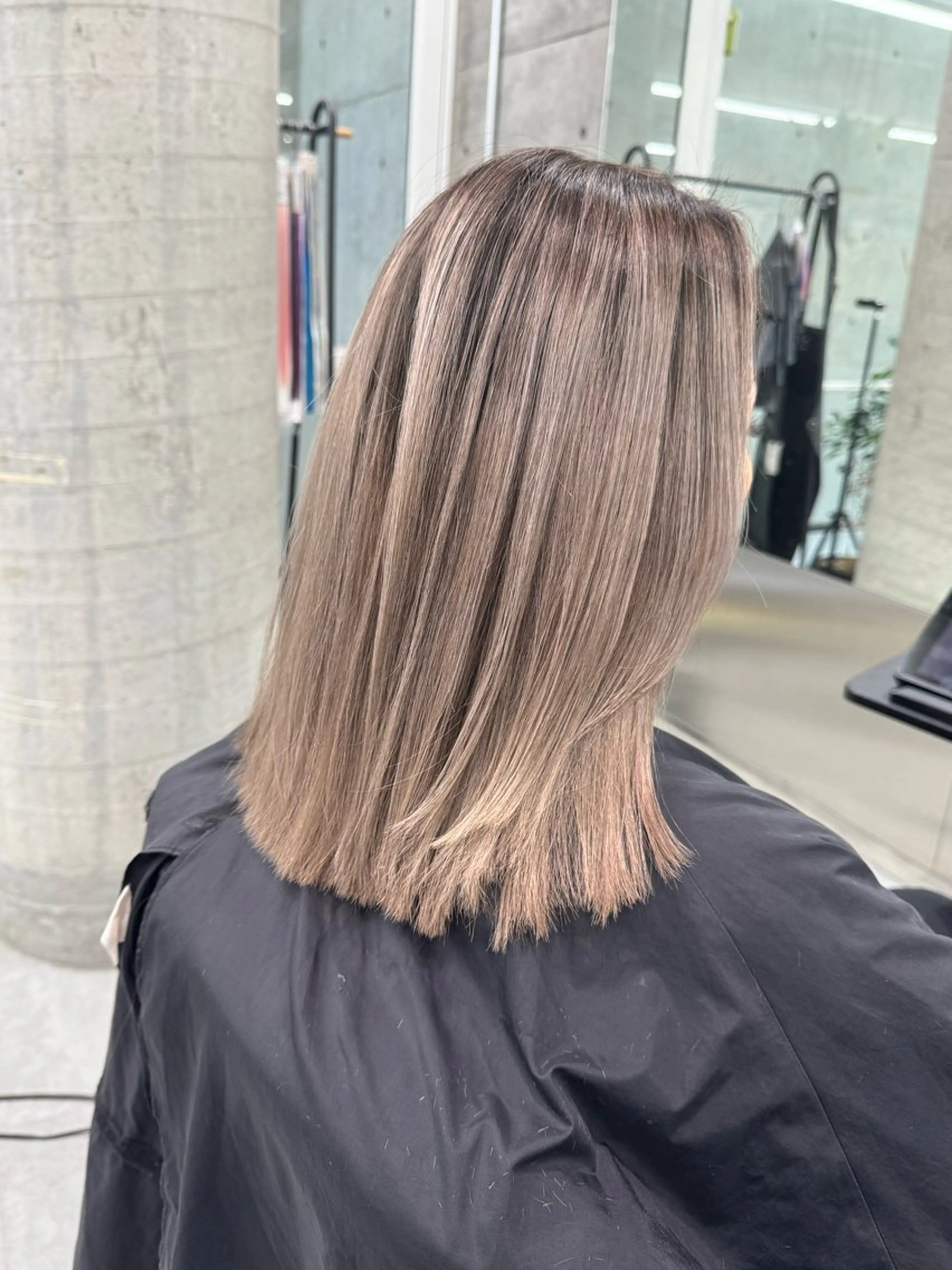 セミロング カラー ブリーチ ヘアカラー トリートメント 艶髪✨ブリーチ職人 井手正康のヘアスタイル