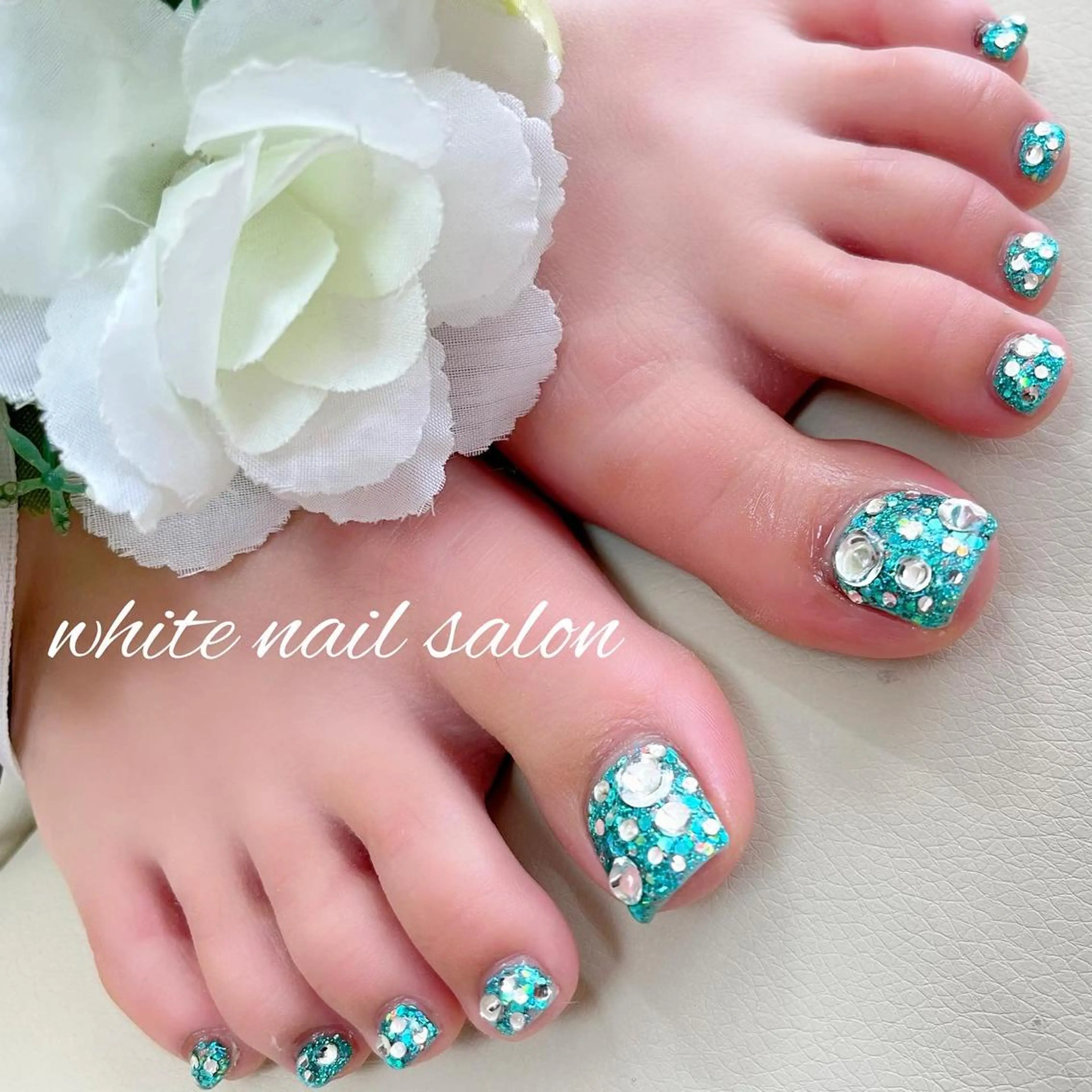ネイル フットネイル ジェルネイル ハードジェル ラメ(グリッター) 持ち込み フットネイル white nail salonのネイルデザイン