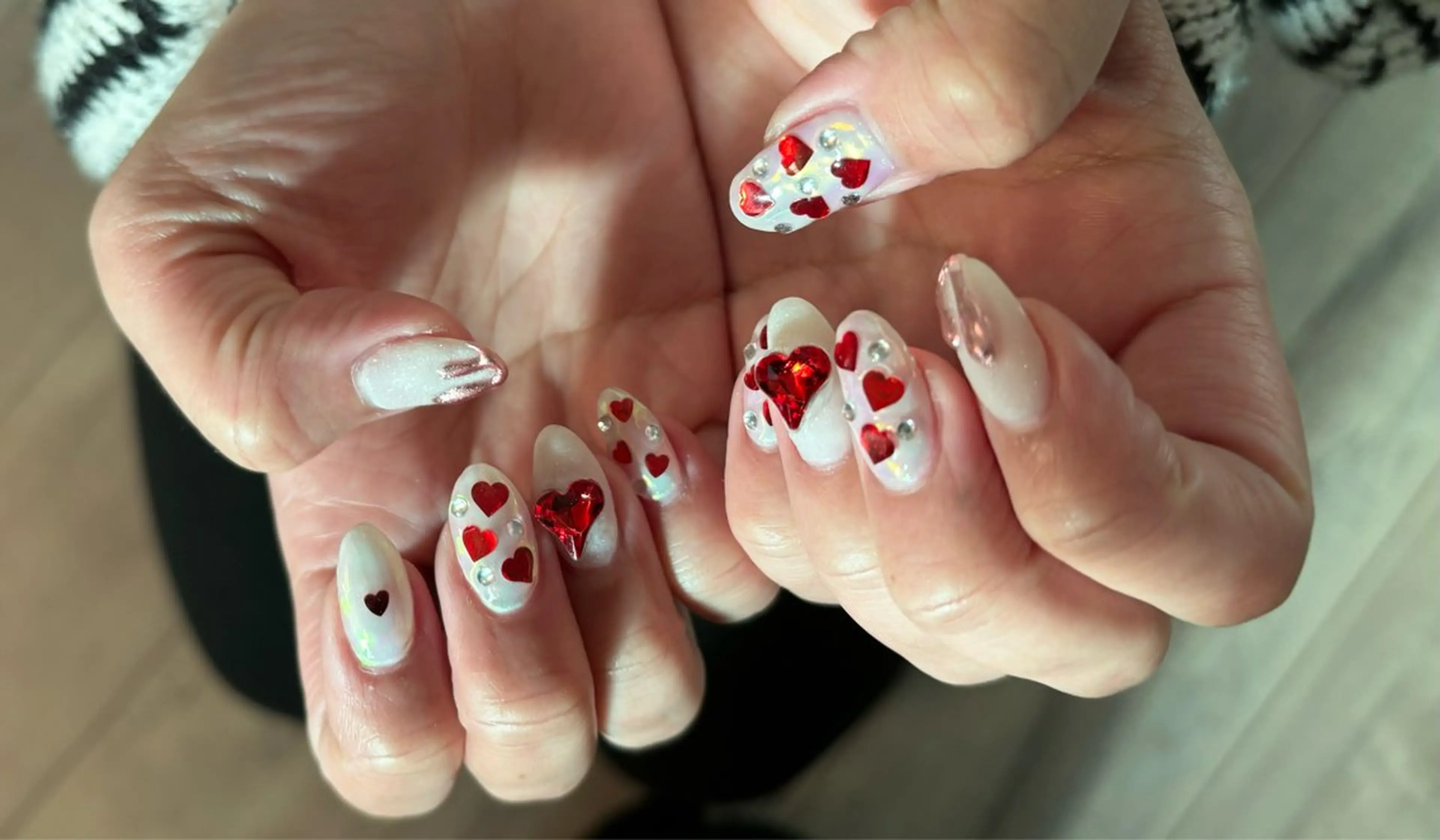 ネイル オーロラネイル バレンタイン ホワイト ハンドネイル BONNIE NAILのネイルデザイン