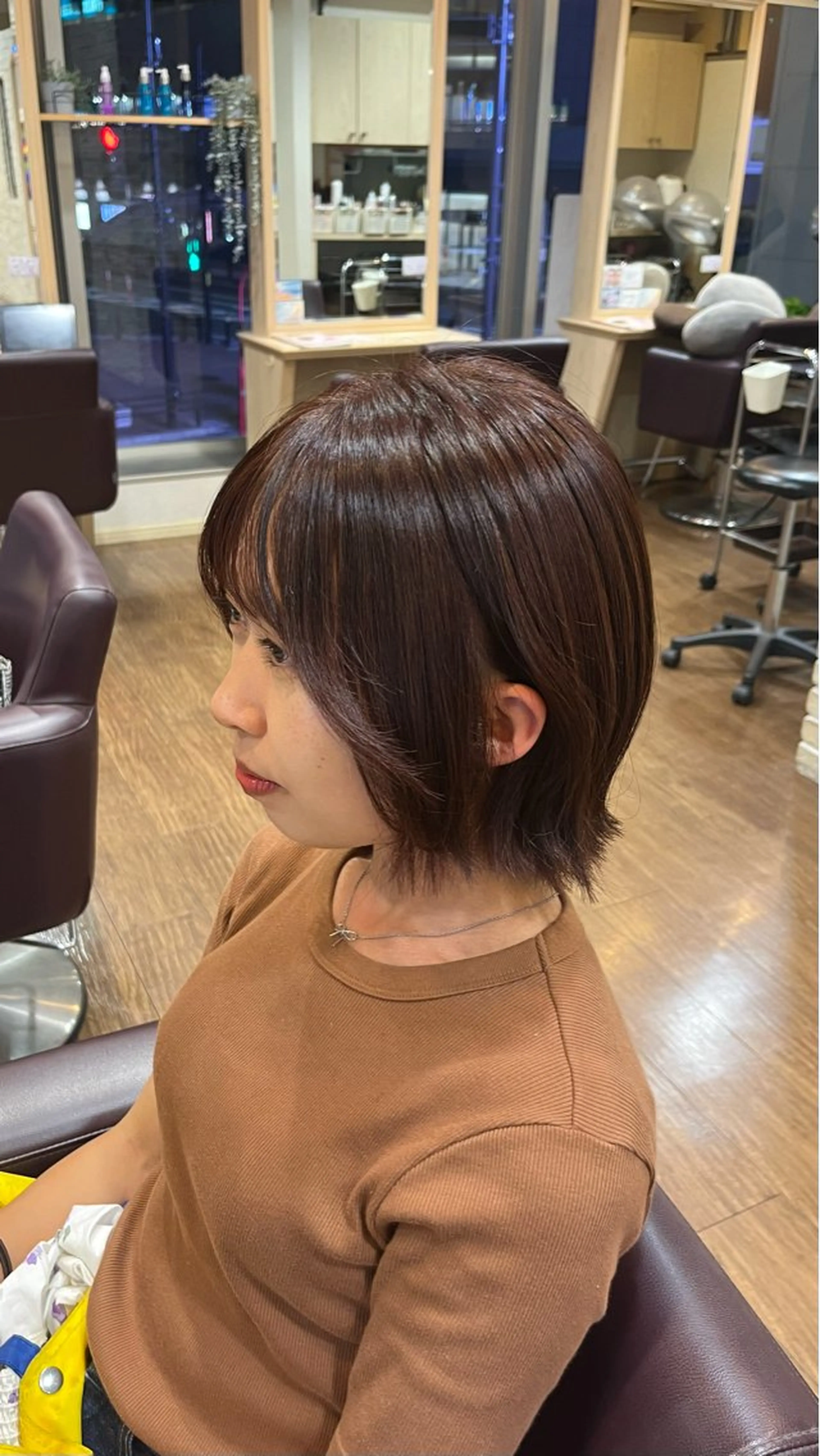 ショート レッドブラウン ボブ 山本 梨華のヘアスタイル