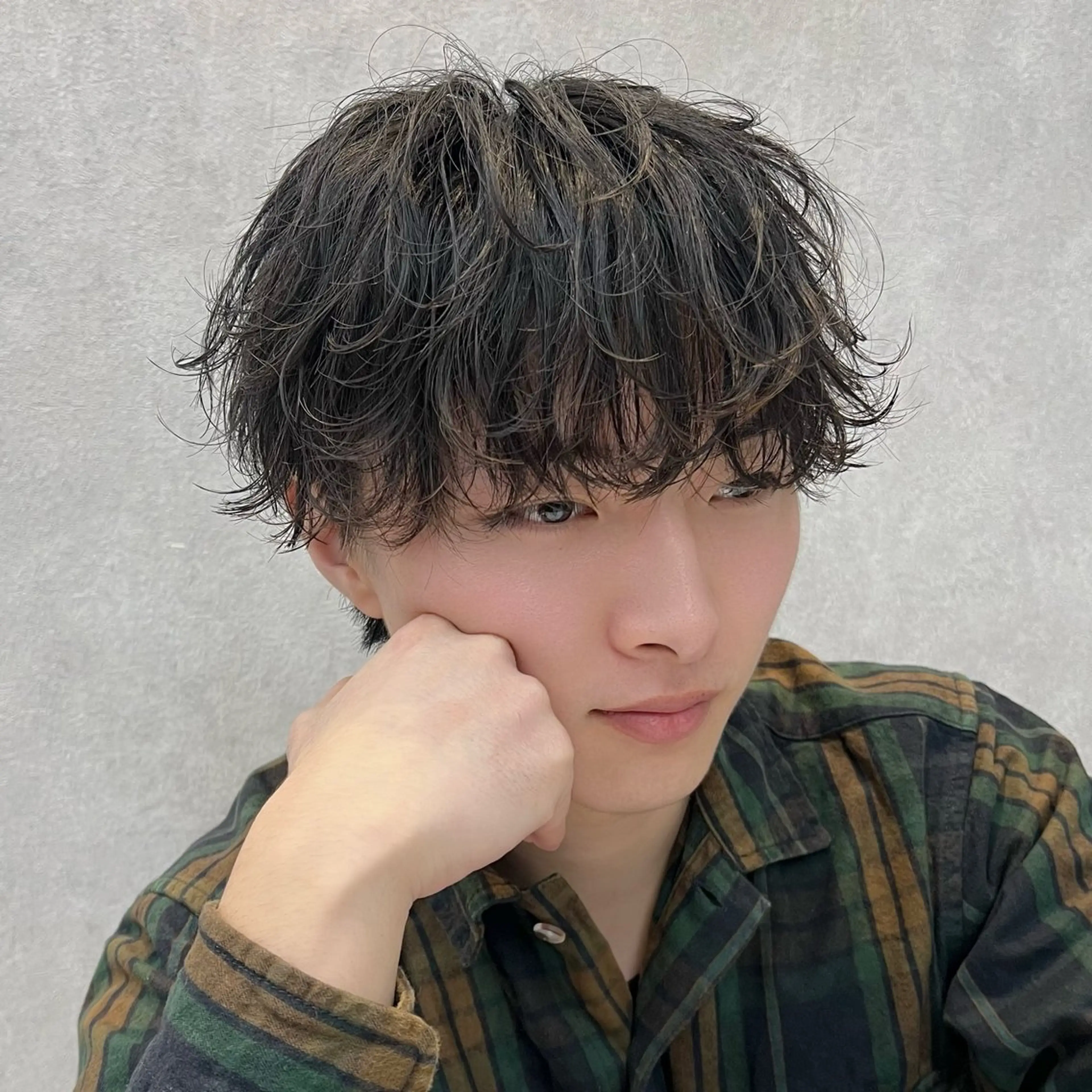 ミディアム パーマ メンズ ミディアムパーマ メンズパーマ フェザー/ゆるふわ パーマ/鐘ヶ江 航青のヘアスタイル