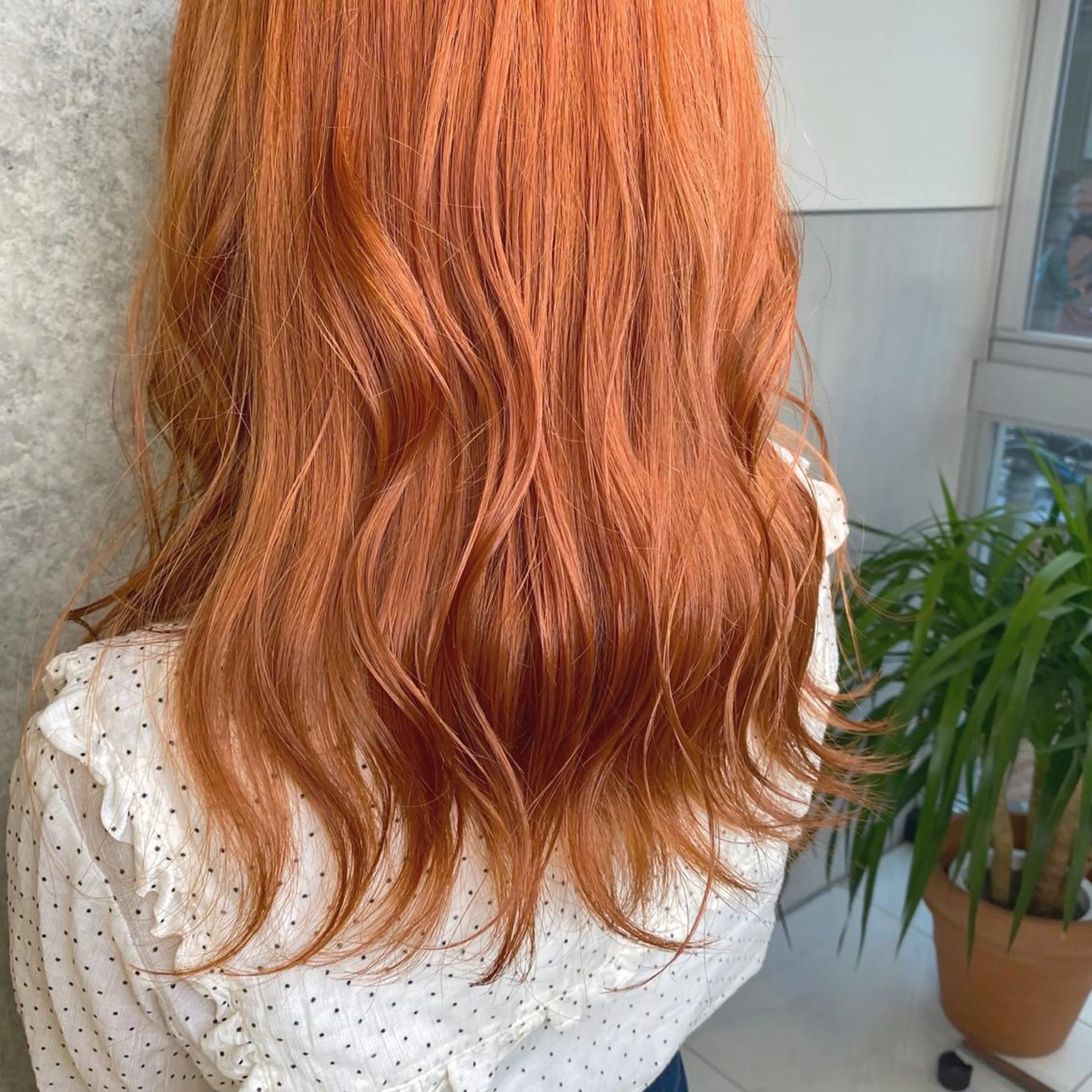 セミロング カラー ブリーチ オレンジ ナツミ/透明感カラー /酸性ストレートのヘアスタイル