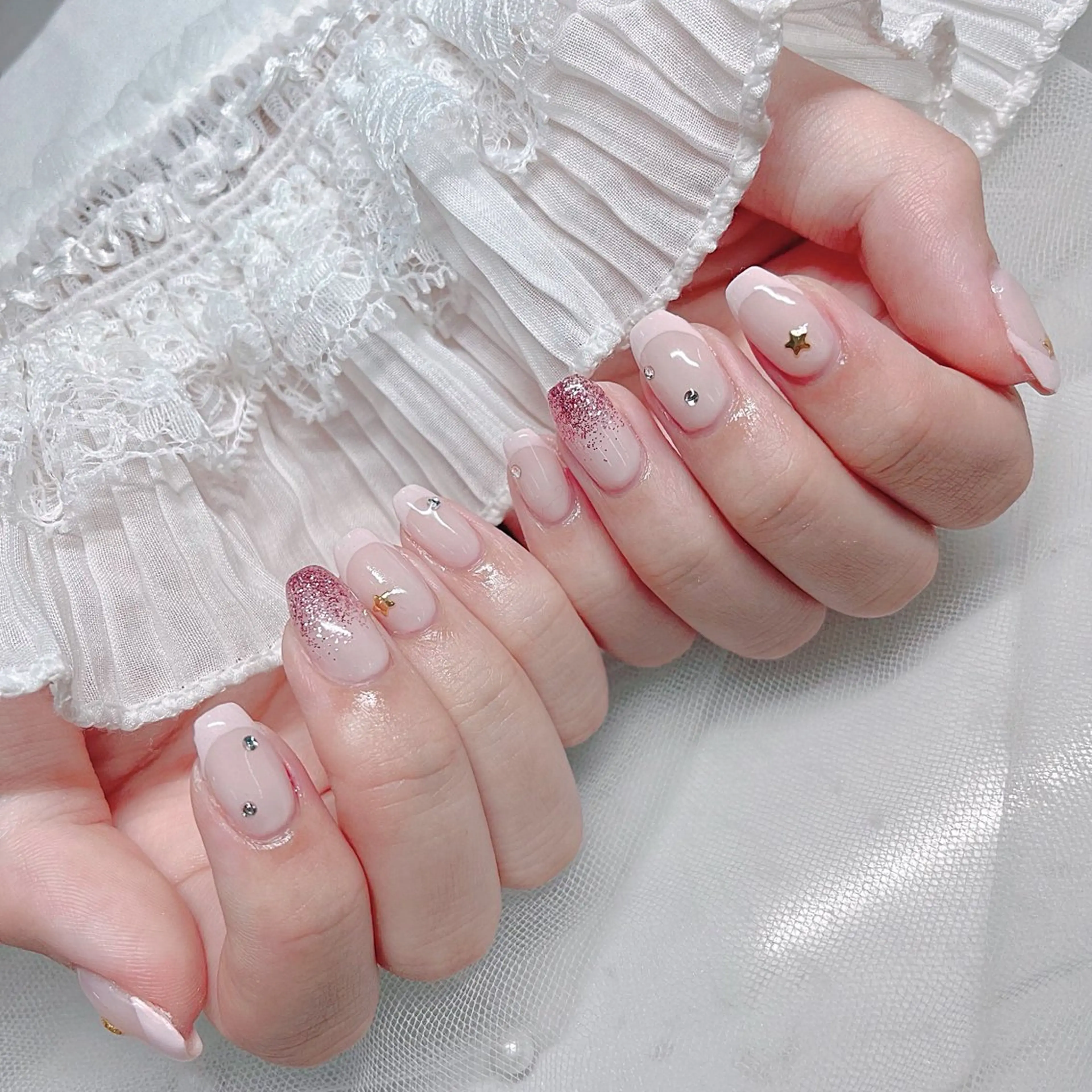 ネイル フレンチネイル ラメ(グリッター) ラメグラデーション ハンドネイル pomy nail 新宿店所属・otomi 🌼*･のネイルデザイン