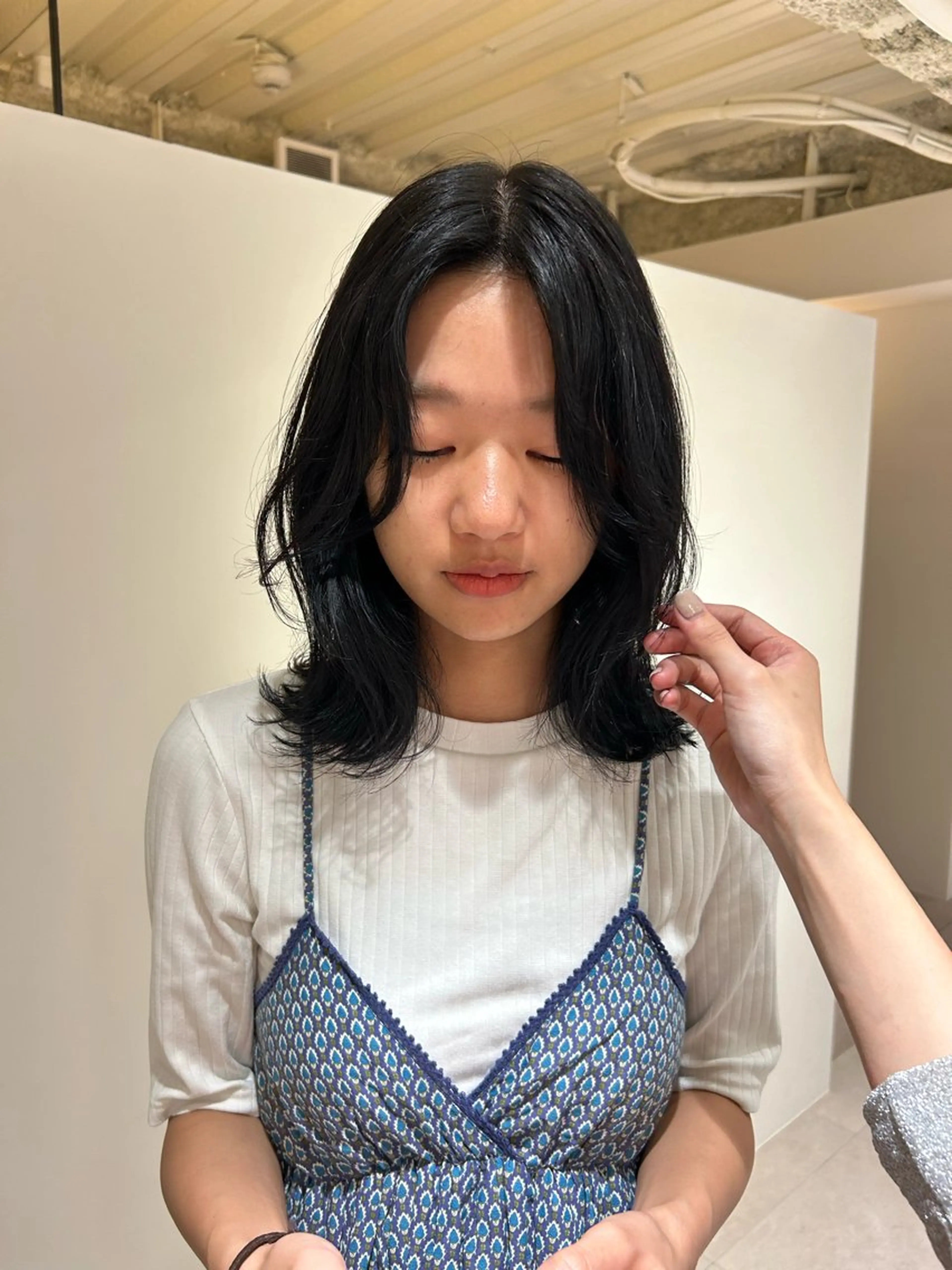 ミディアム カラー 黒髪 ブルーカラー ブルーブラック 透明感カラー 上田 恋菜のヘアスタイル