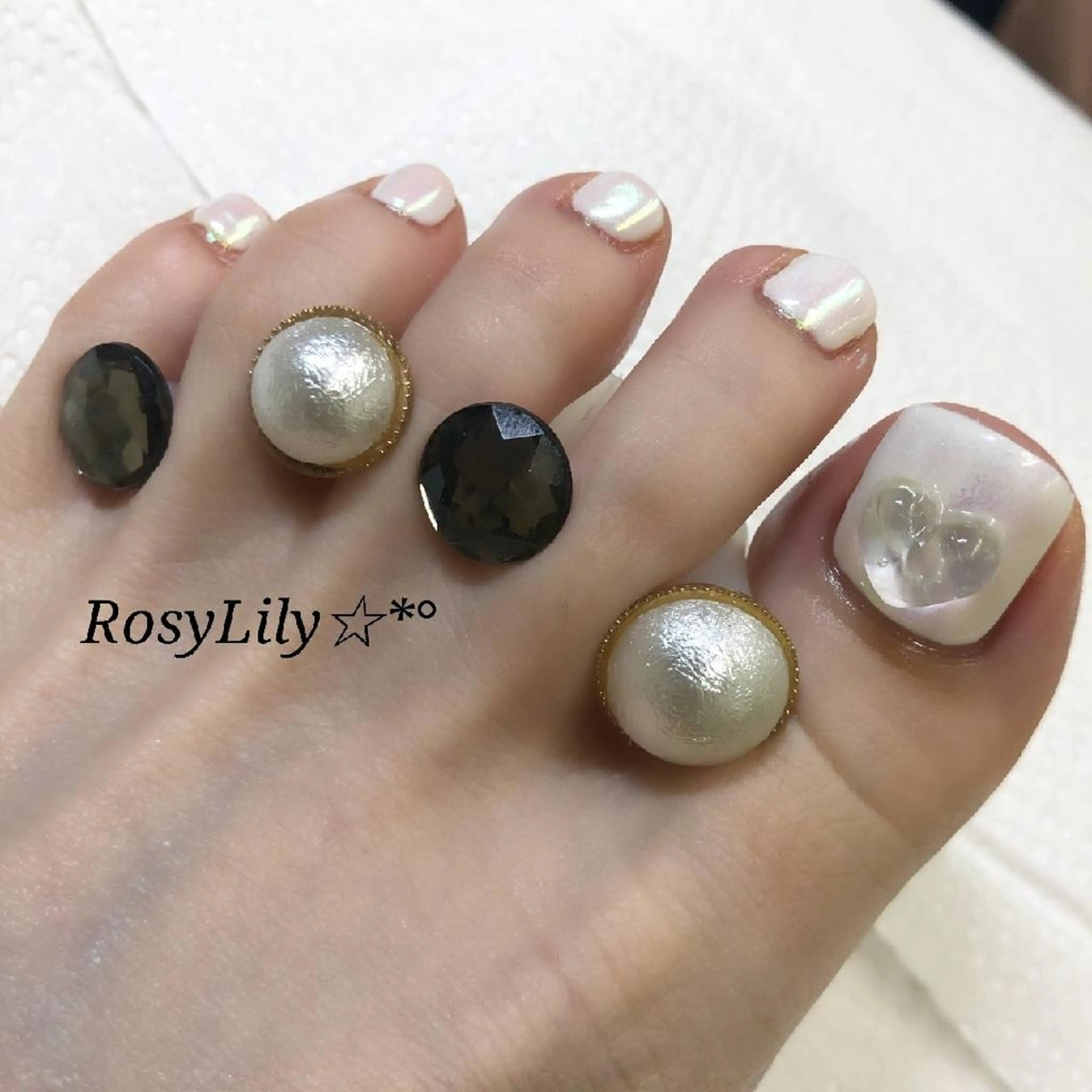 ネイル フットネイル ハート ミラーネイル ホワイト フットネイル プライベートサロン RosyLily所属・プライベートサロン Rosy Lilyのネイルデザイン