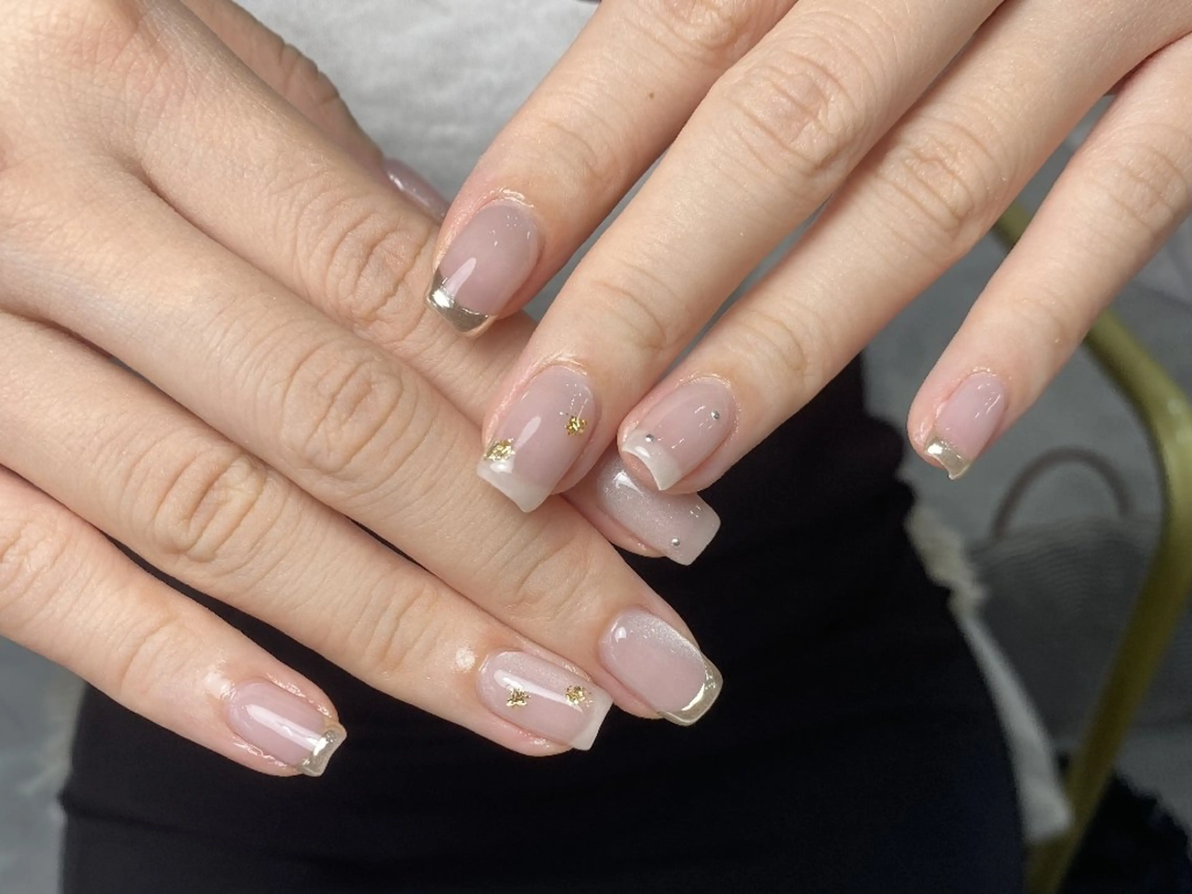 ネイル チークネイル フレンチネイル ジェルネイル ガーリー キラキラネイル ハンドネイル UM Nail Salonのネイルデザイン