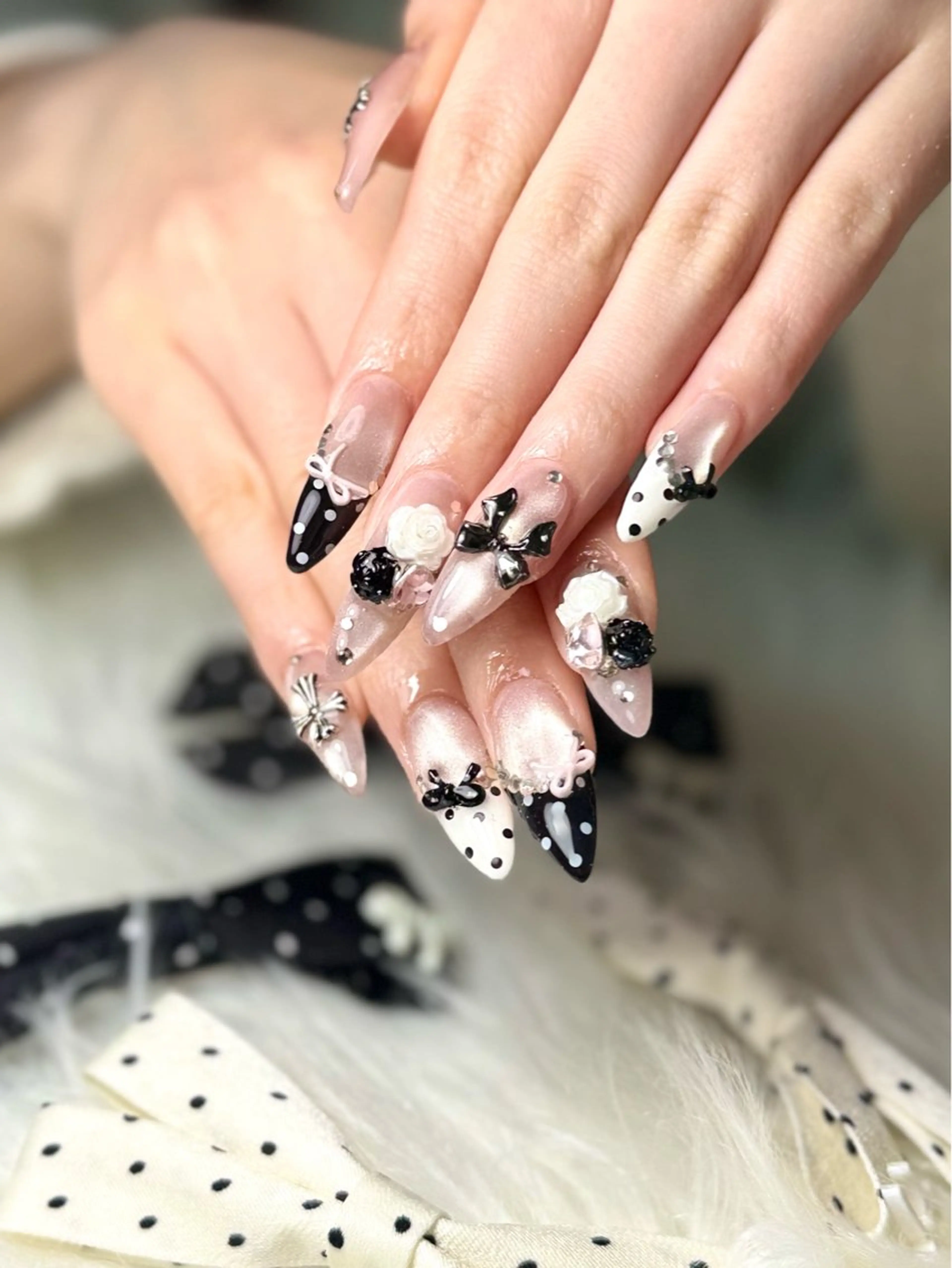 ネイル ドット ジェルネイル マグネットネイル 持ち込み ハンドネイル ルシイ🎀新宿長さ 出しパーツ専門店のネイルデザイン