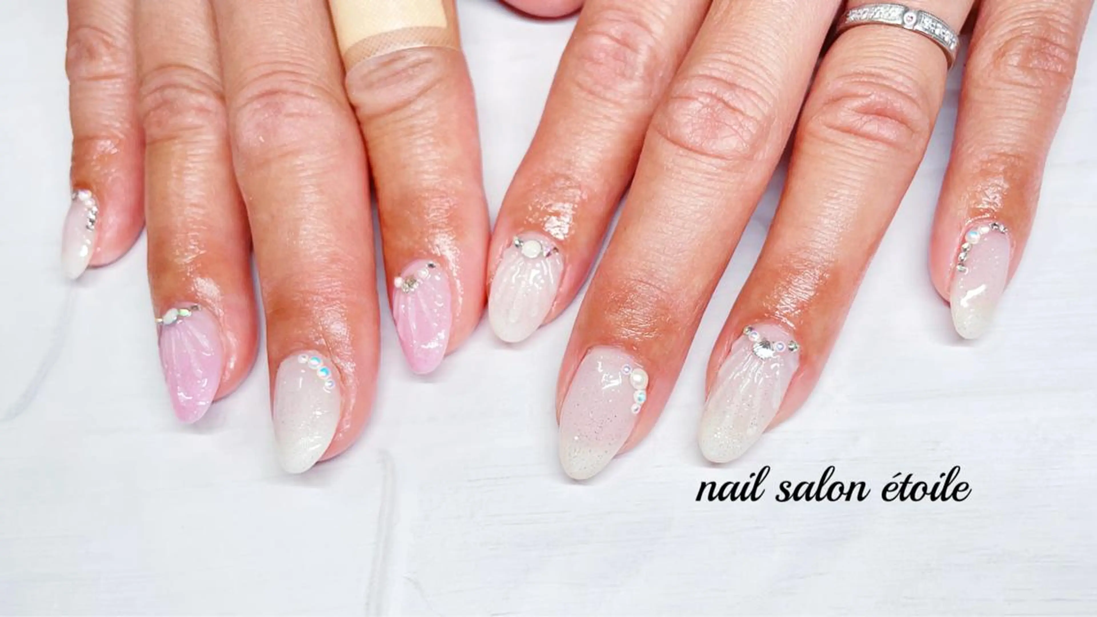 ネイル ジェルネイル ピンク 夏ネイル ホワイト ハンドネイル nail salon étoileのネイルデザイン