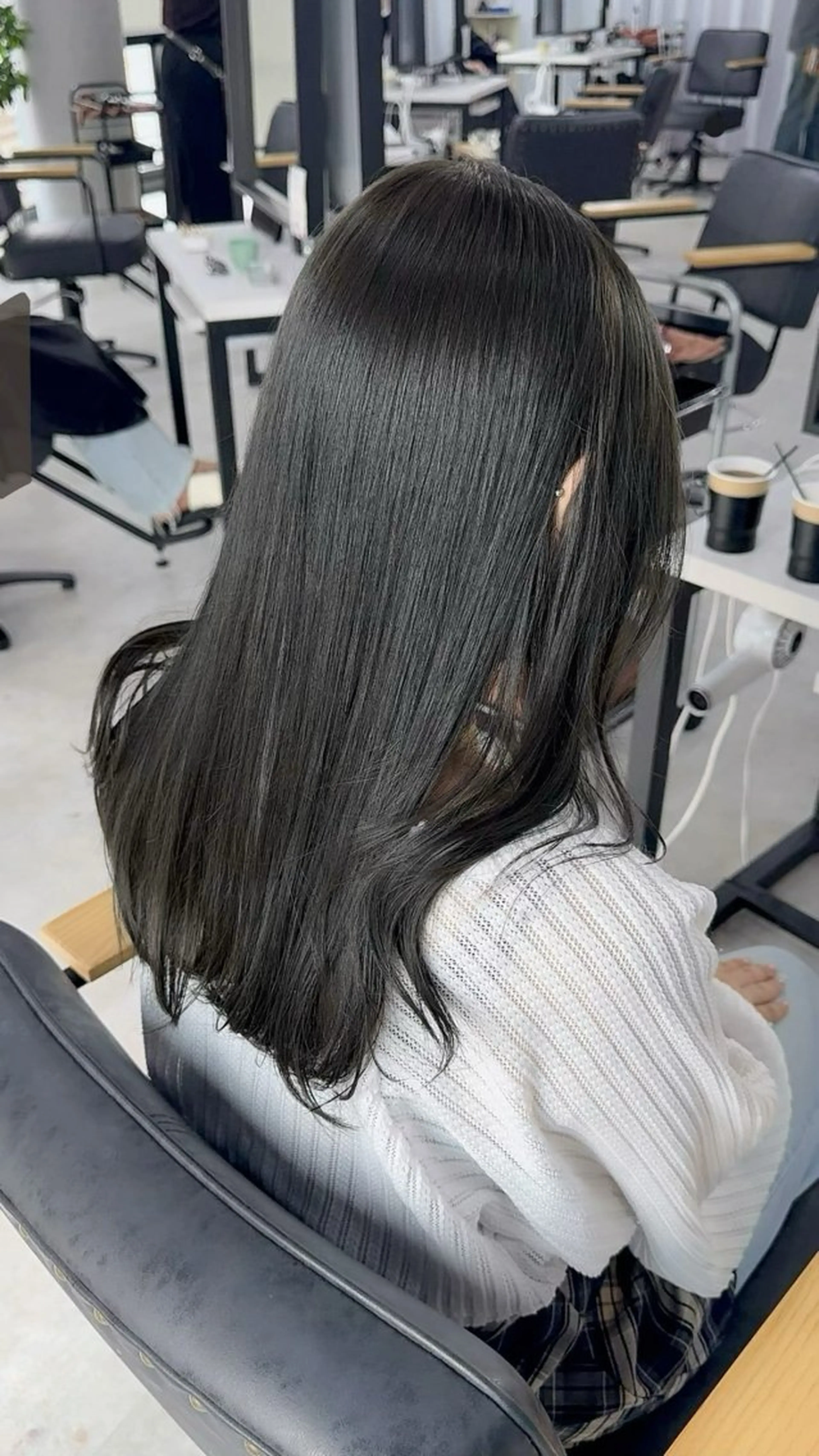 ロング カラー アッシュ アッシュブラウン ベージュカラー 黒髪 ブリーチ カット ヘアカラー トリートメント 赤み無し柔らかカラー 【梅田】madokaのヘアスタイル