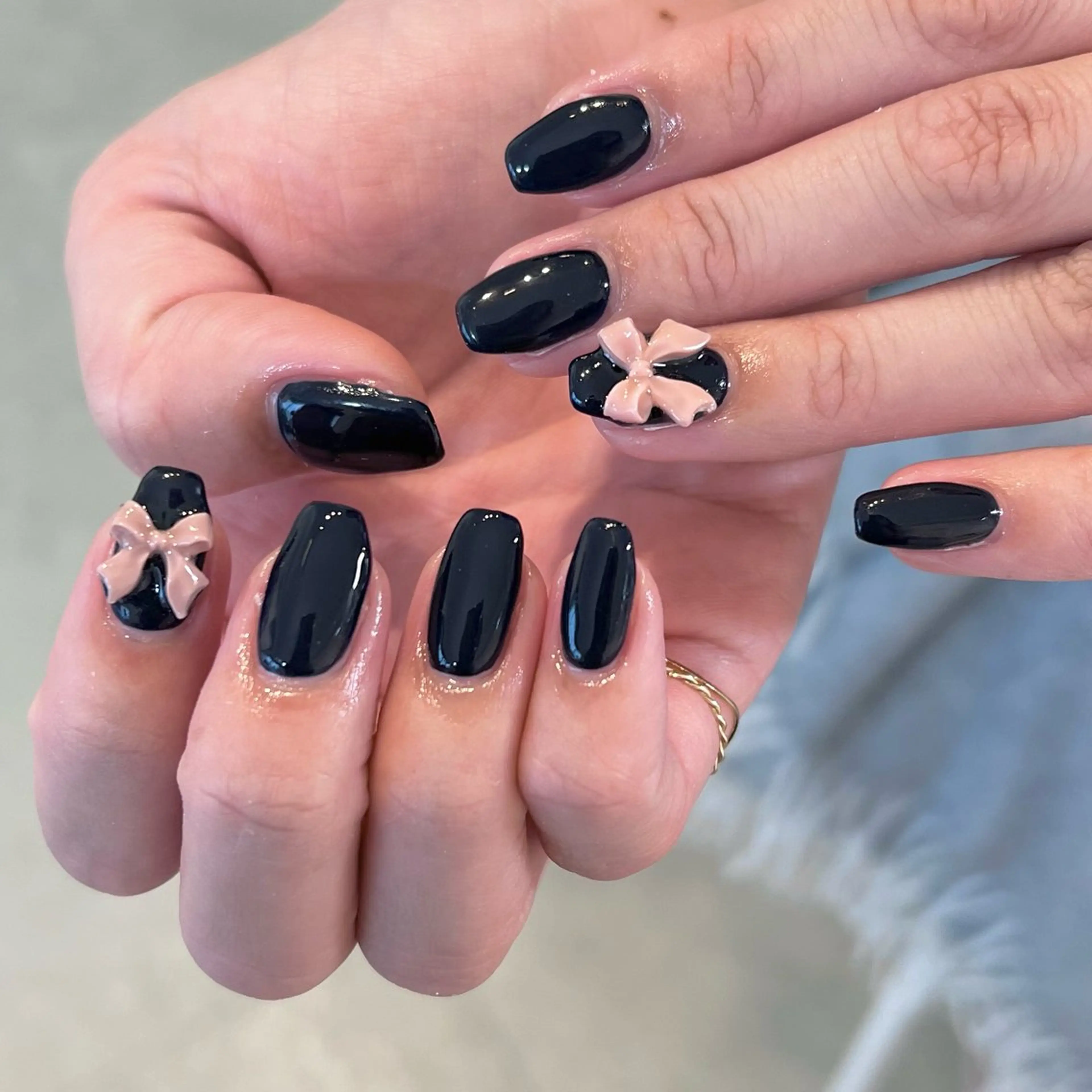 ネイル リボン ハンドネイル sio.nail&eyebrow salon shimokitazawa2号店所属・nailist mana𖤐´-のネイルデザイン